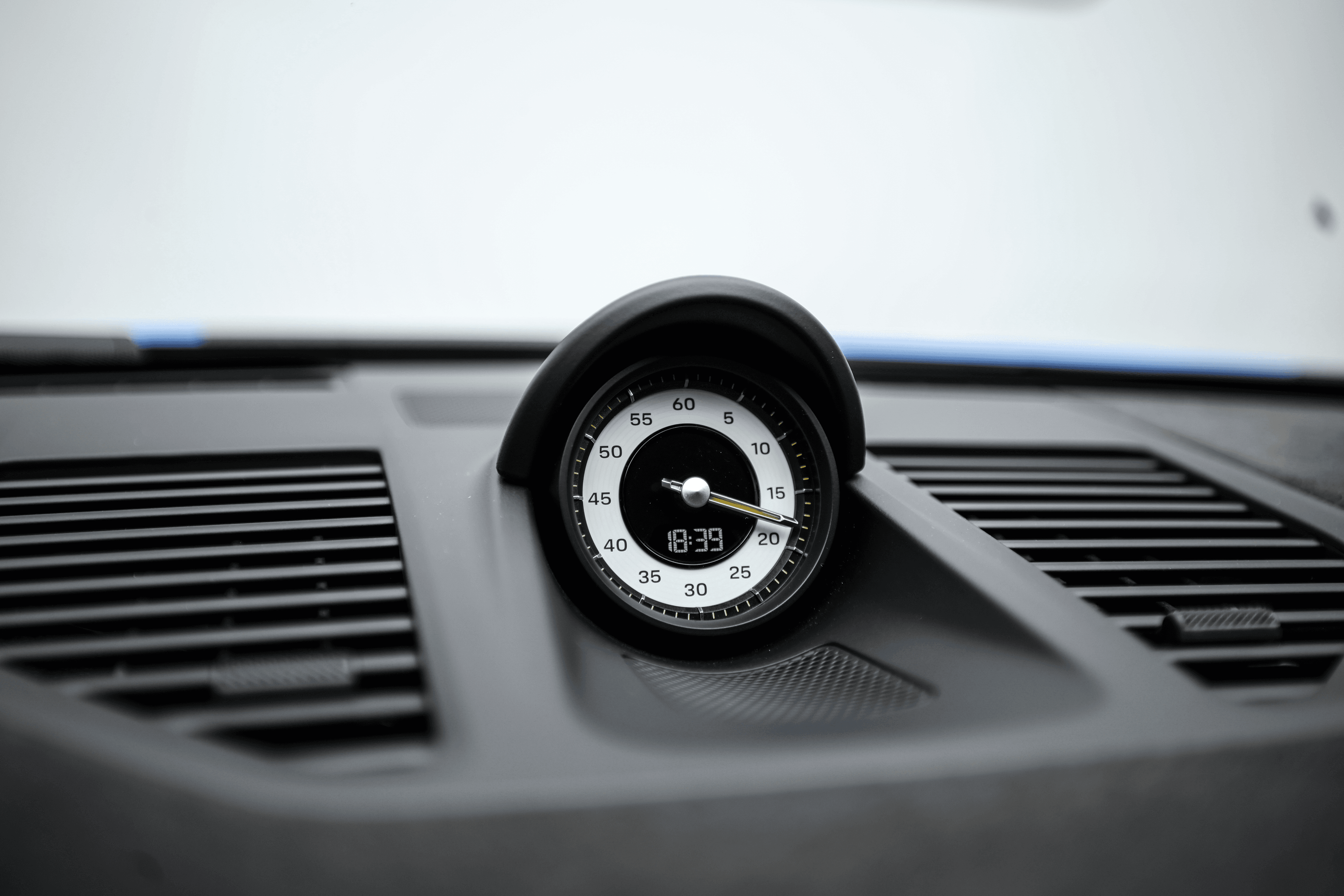 Détail du chronomètre sur le tableau de bord de la Porsche GT3RS bleue, un élément essentiel pour les pilotes cherchant à chronométrer leurs performances sur circuit.