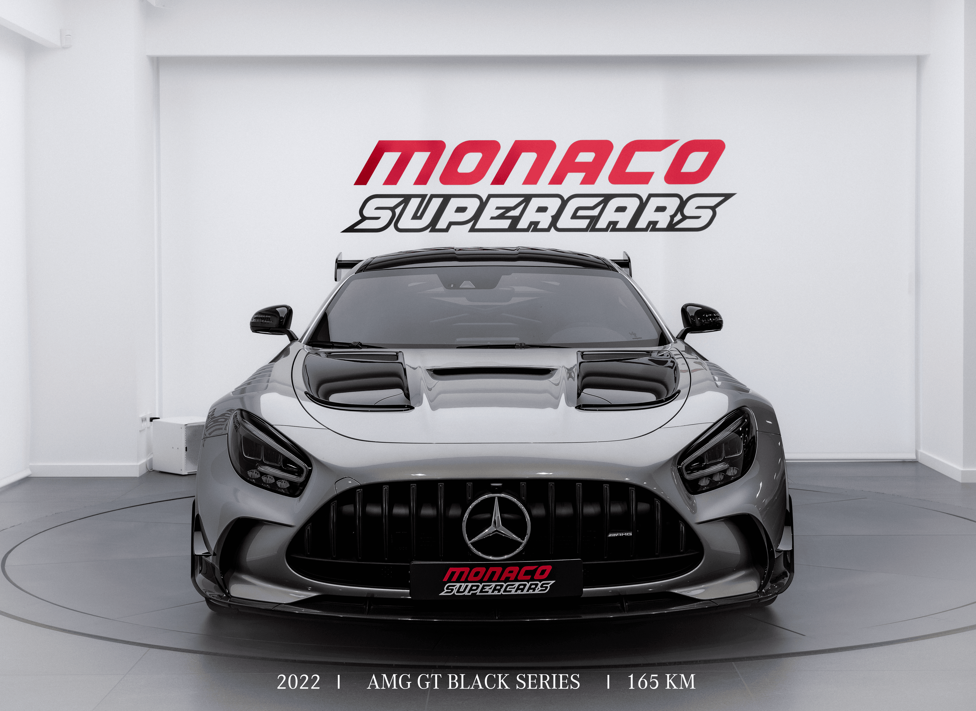 Admirez notre AMG Black Series vue de face, mettant en avant son design agressif et ses lignes sculptées, une véritable beauté de performance disponible dans notre showroom à Monaco.