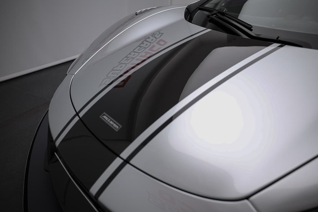 Capot avant avec bande carbone Mclaren 688 HS MSO 