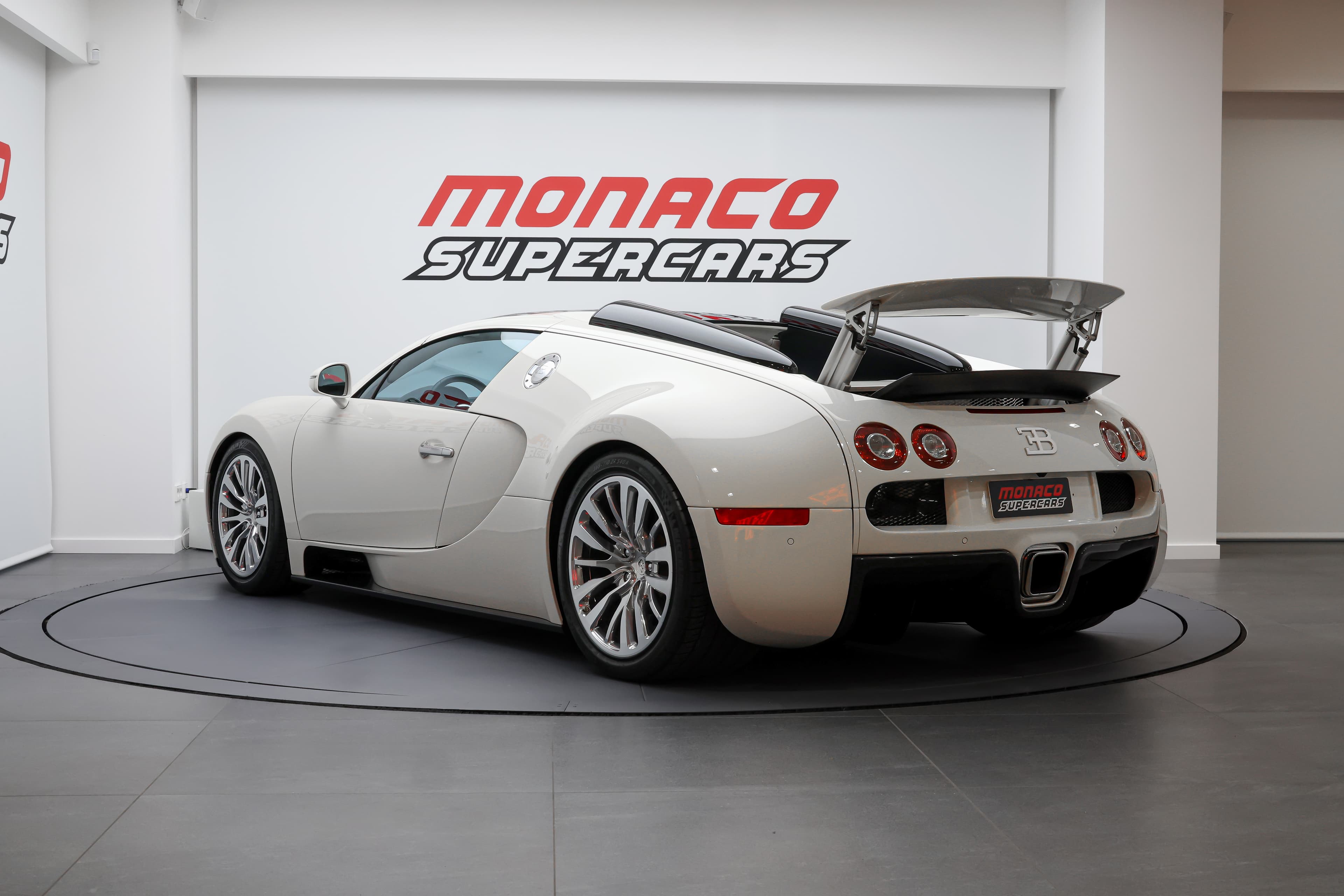 Bugatti Veyron Grand Sport, extérieur élégant, vue trois quarts arrière