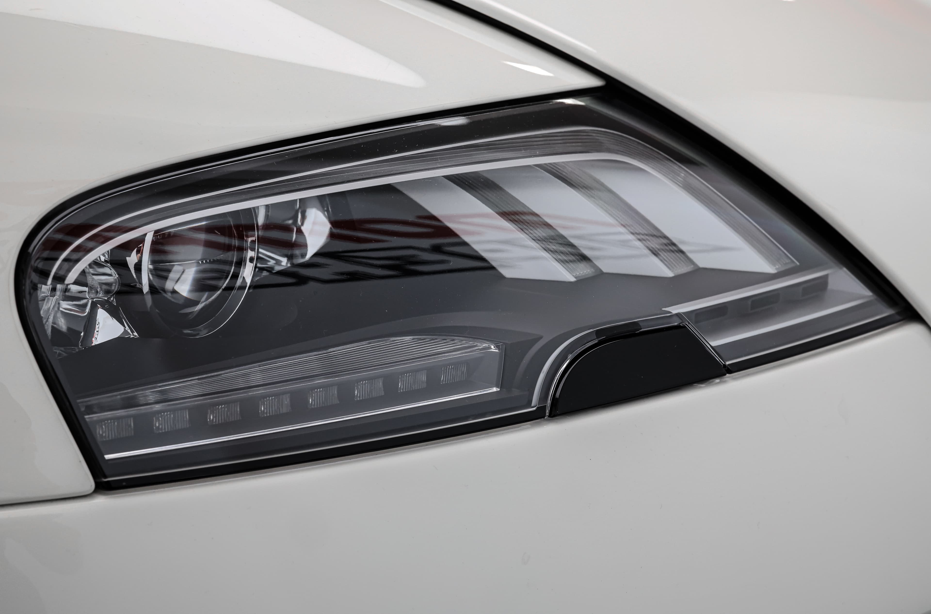 Phare de la Bugatti Veyron, un design aérodynamique et moderne