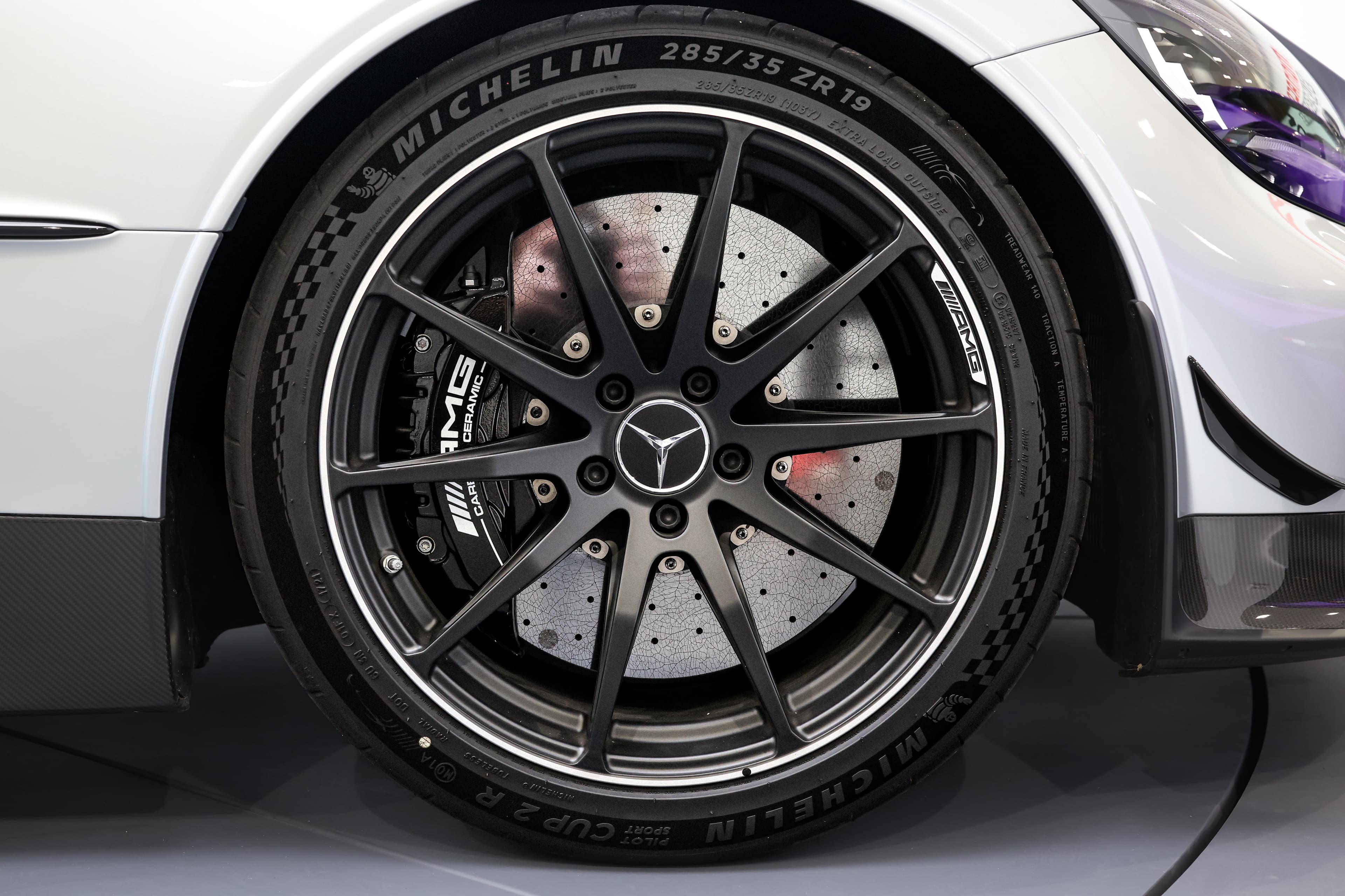 Examinez de près la jante de notre AMG Black Series, alliant esthétique sportive et ingénierie de précision, offrant une performance optimale et un style inégalé, disponible dans notre showroom à Monaco.