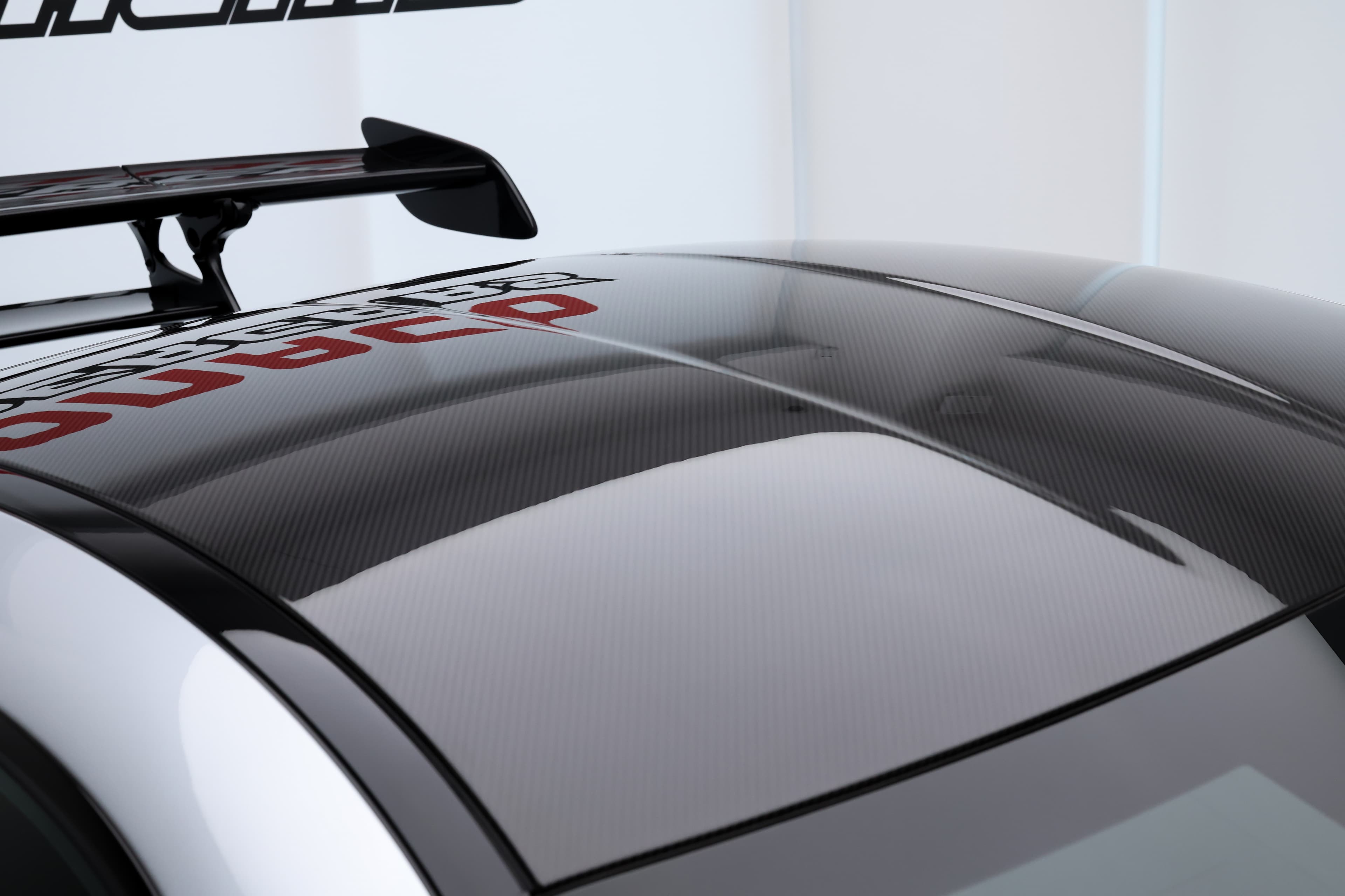 Admirez le toit de notre AMG Black Series illuminé par les lumières du soir, soulignant son design aérodynamique et son allure sportive, une pièce maîtresse disponible dans notre showroom à Monaco.