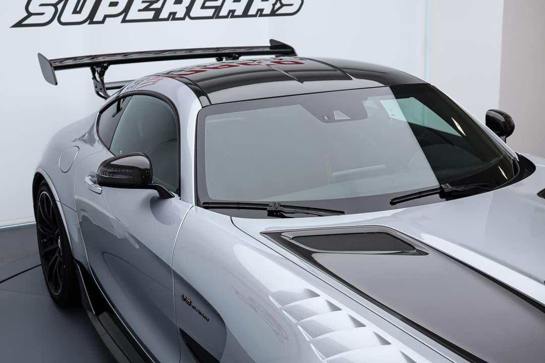 Découvrez le rétroviseur de notre AMG Black Series, conçu pour réduire la traînée tout en ajoutant une touche de style audacieux, reflétant l'engagement de Mercedes-Benz envers la performance. Disponible dans notre showroom à Monaco.