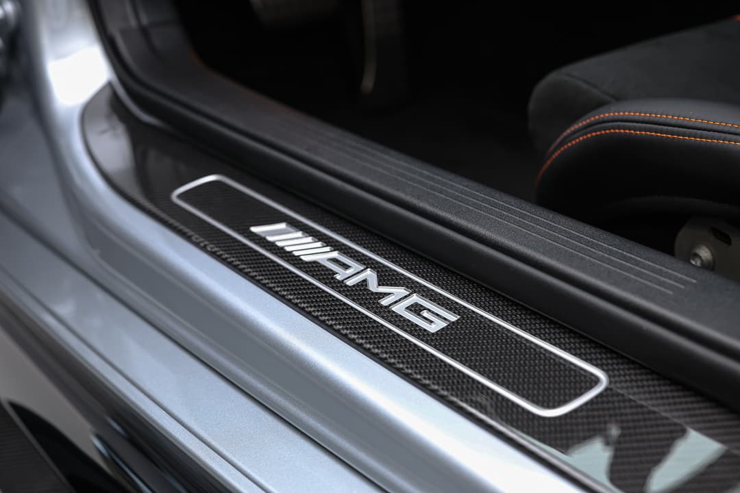 Admirez le bas de porte de notre AMG Black Series, mettant en avant le sigle AMG, symbole de performance et d'exclusivité, et soulignant le caractère sportif de cette voiture d'exception. Disponible dans notre showroom à Monaco.