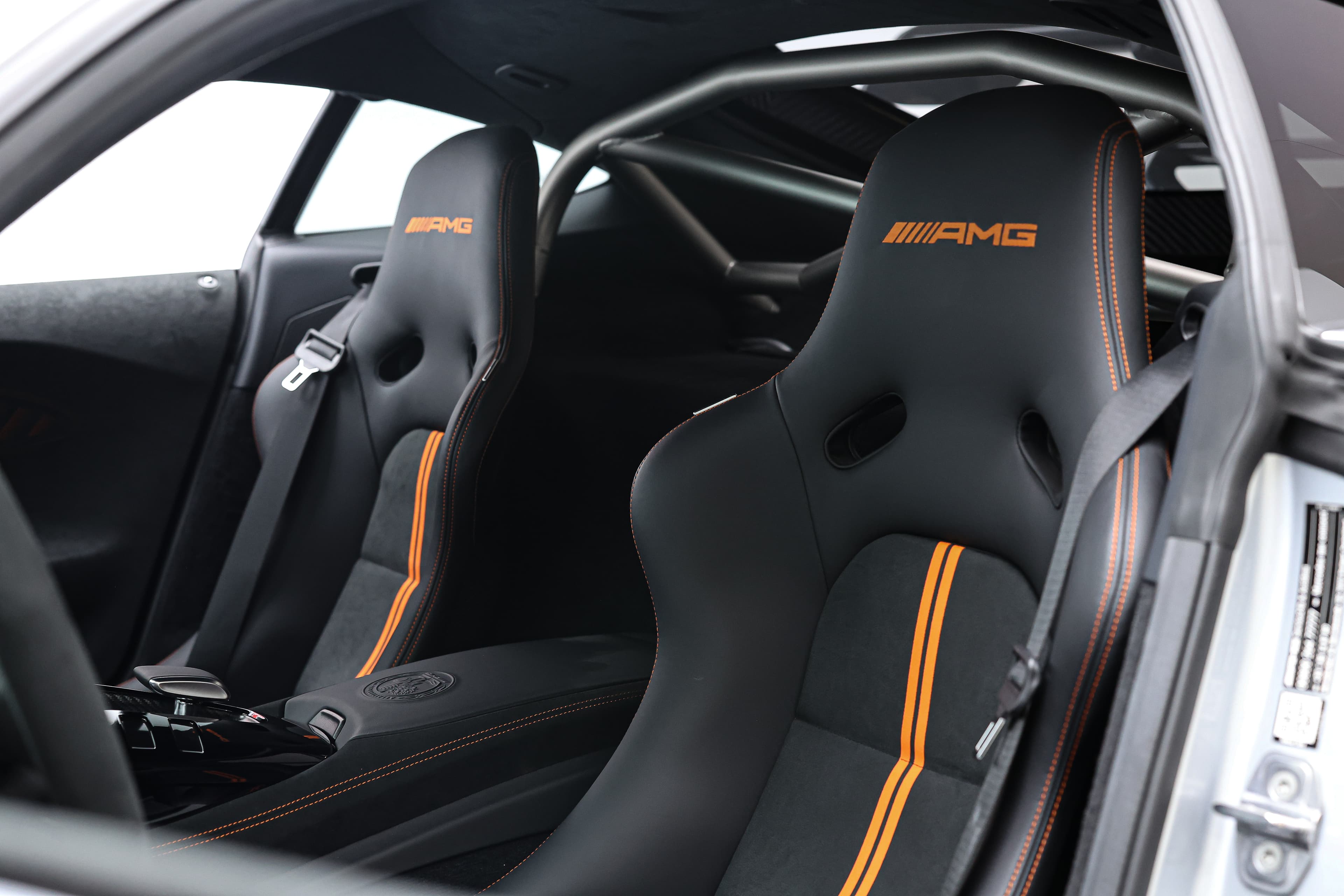 Découvrez les sièges AMG de notre Black Series, alliant ergonomie et style sportif, conçus pour offrir un maintien exceptionnel et un confort optimal, parfaits pour les performances sur route ou sur circuit. Disponible dans notre showroom à Monaco.