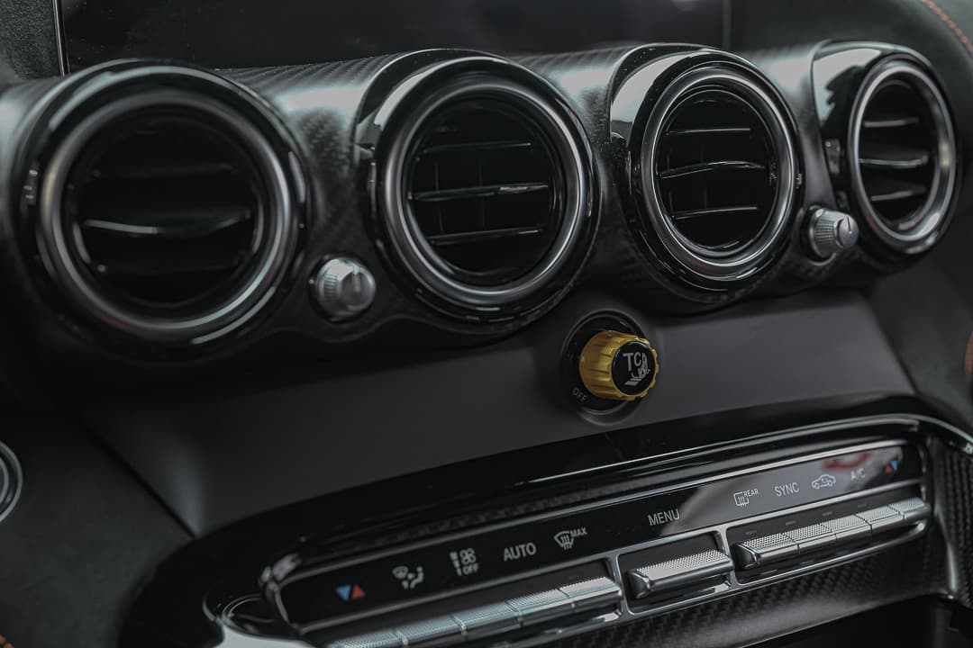 Admirez les aérateurs climatiques en carbone de notre AMG Black Series, alliant légèreté et esthétique, tout en offrant un contrôle optimal de la température dans un intérieur sportif et raffiné. Disponible dans notre showroom à Monaco.