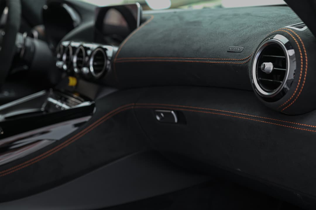 Admirez le tableau de bord en Alcantara de notre AMG Black Series, sublimé par des surpiqûres orange, alliant luxe et sportivité pour une ambiance intérieure raffinée et dynamique. Disponible dans notre showroom à Monaco.