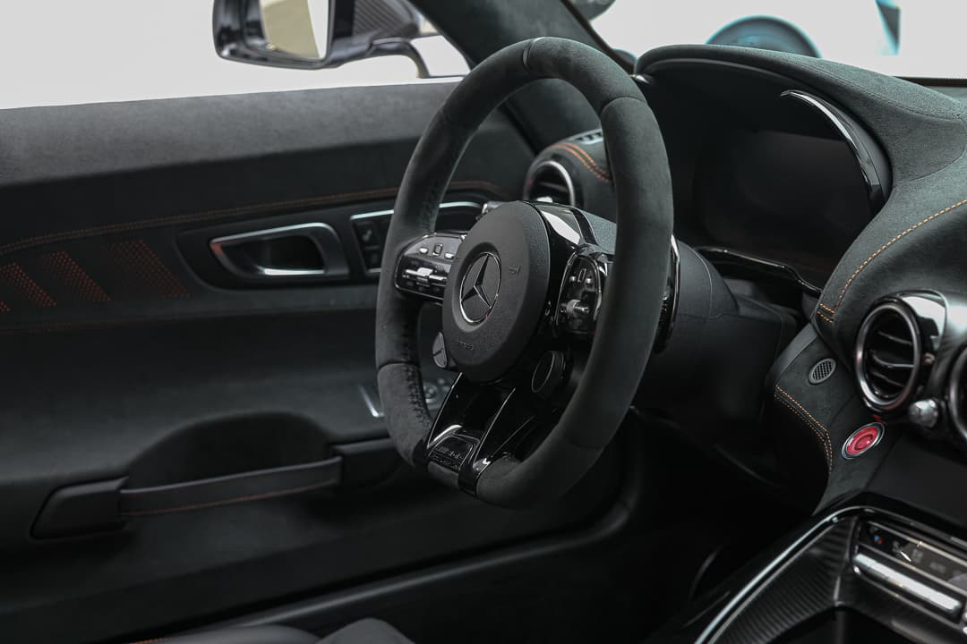 Découvrez le volant de notre AMG Black Series vu du côté passager, mettant en avant son design sportif et ses commandes intuitives, offrant une perspective unique sur l'ergonomie et le luxe de l'intérieur. Disponible dans notre showroom à Monaco.
