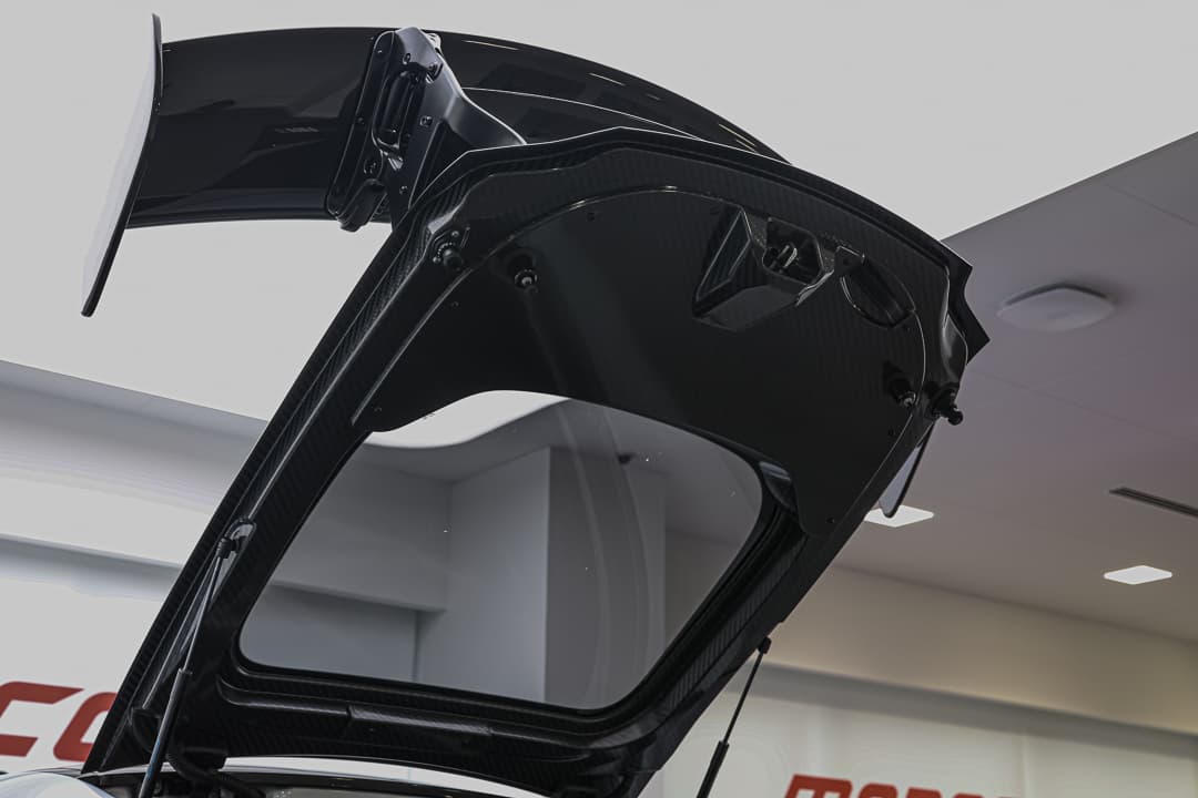 Admirez le capot arrière de notre AMG Black Series, ouvert pour révéler une mécanique de précision et un design impressionnant. Chaque détail témoigne de la puissance et de l'ingénierie raffinée qui font la renommée de cette voiture. Disponible dans notre showroom à Monaco.