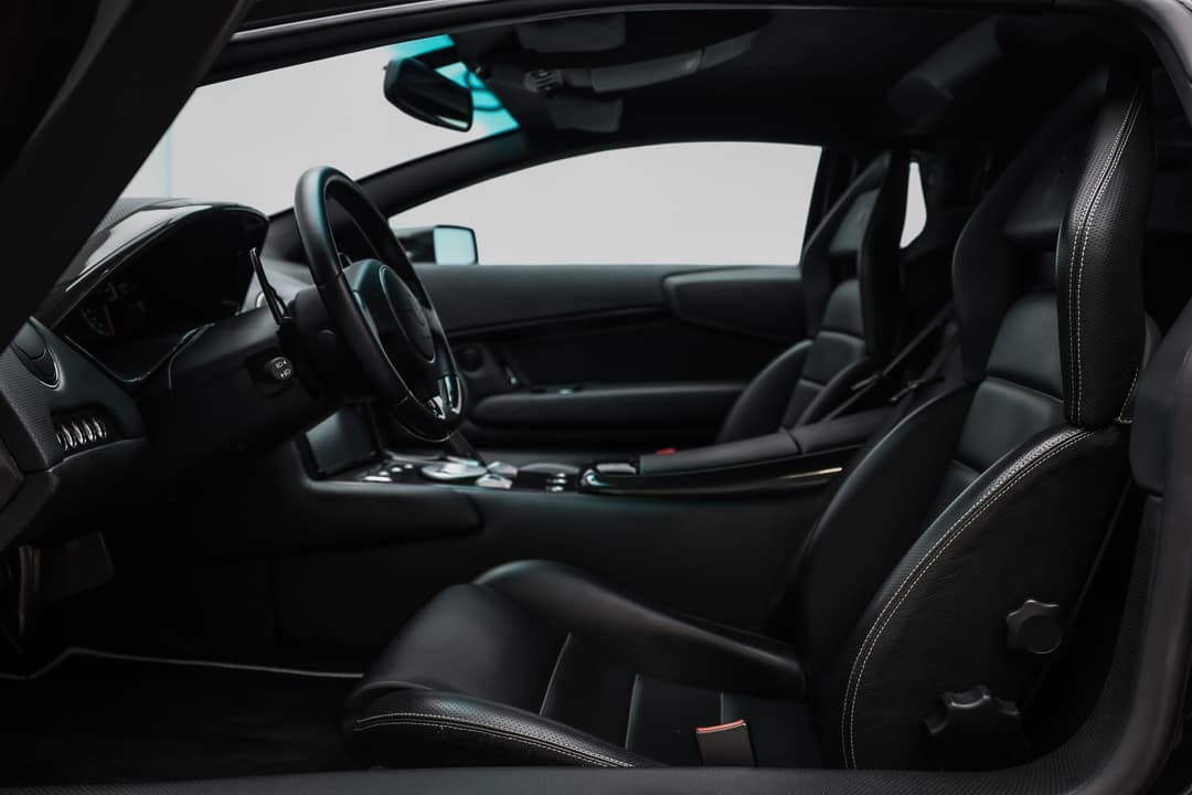 Découvrez l'habitacle de la Lamborghini Murcielago LP 640 : confort, design sportif.