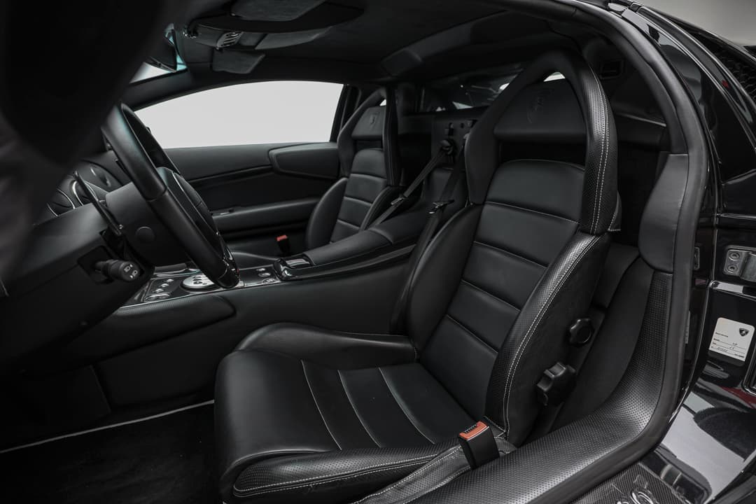 Explorez l'intérieur de la Lamborghini Murcielago LP 640, style et performance.