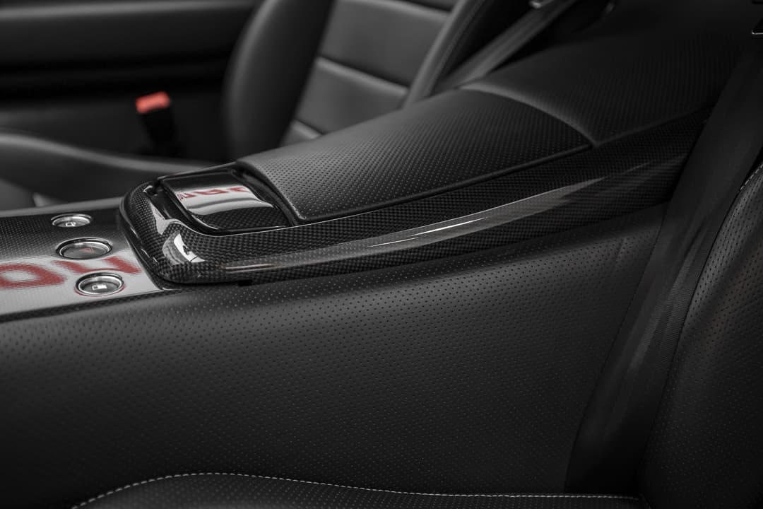 Accoudoir centrale avec details en carbone