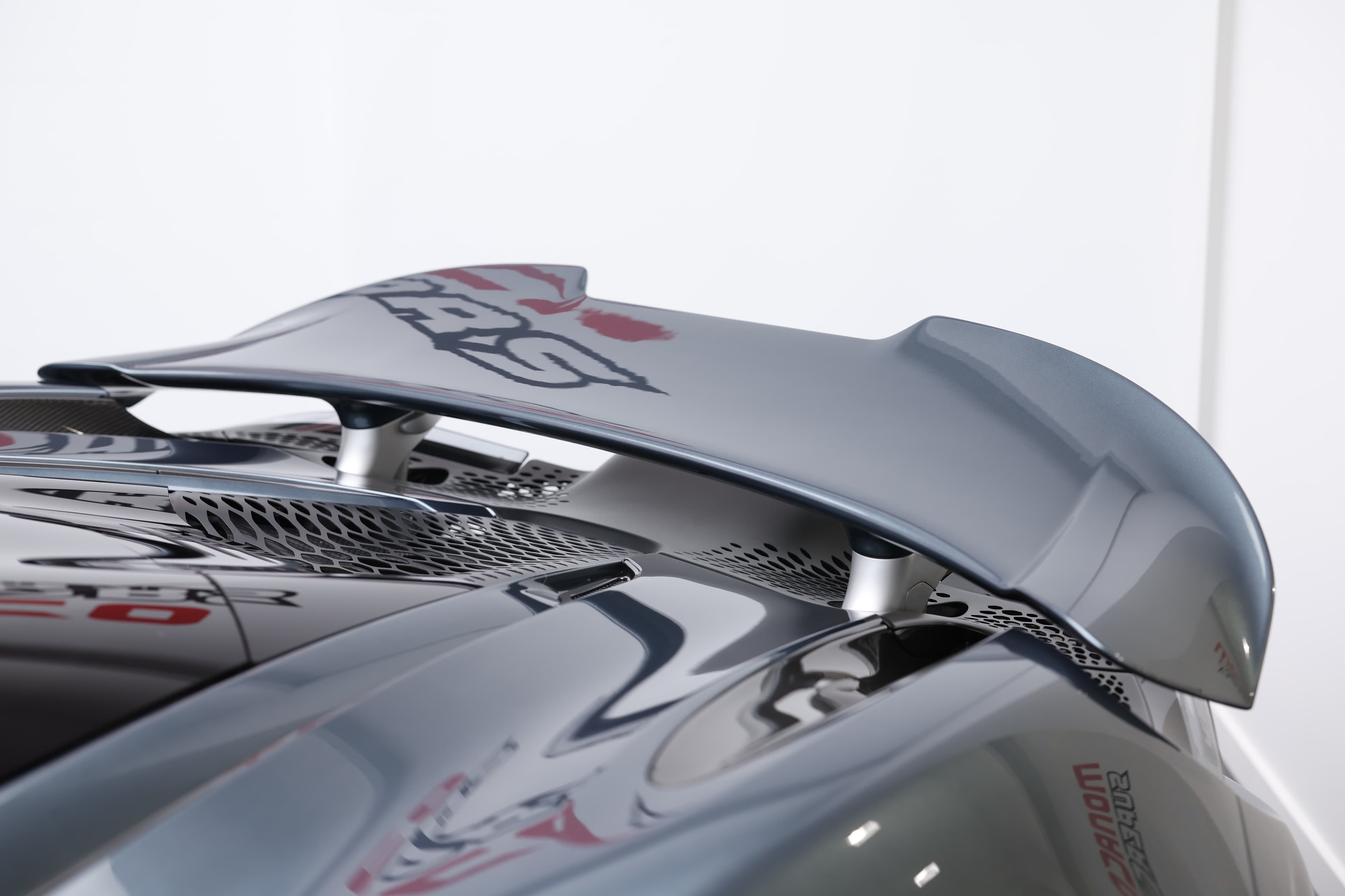 L'image montre l'aileron de la McLaren 765LT, mettant en avant son design imposant et fonctionnel, qui améliore l'appui aérodynamique et accentue l'esthétique sportive de la voiture.