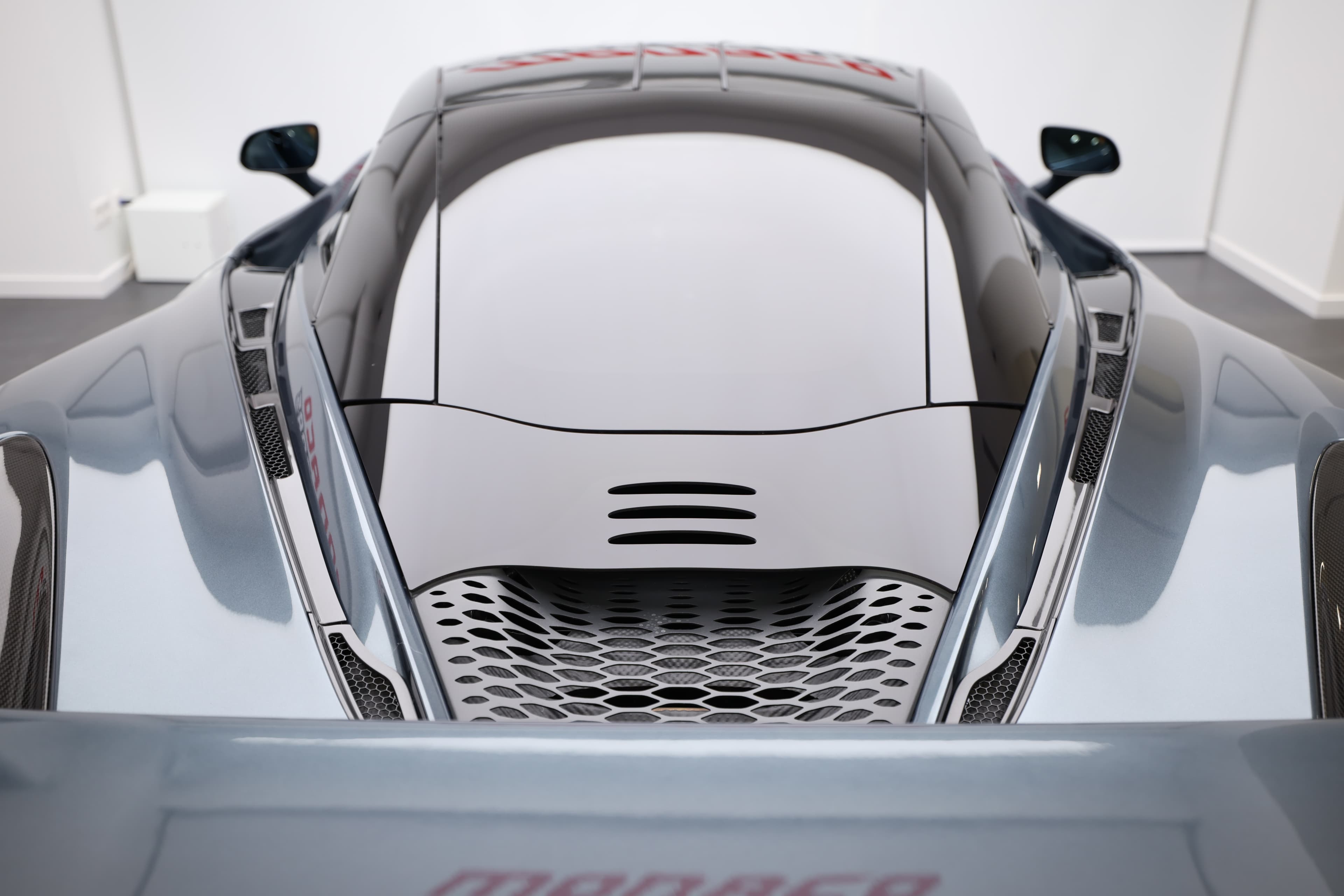 L'image montre le toit en verre de la McLaren 765LT, mettant en avant son design élégant et moderne, qui offre une vue dégagée sur l'intérieur tout en ajoutant une touche de légèreté et de sophistication au véhicule.