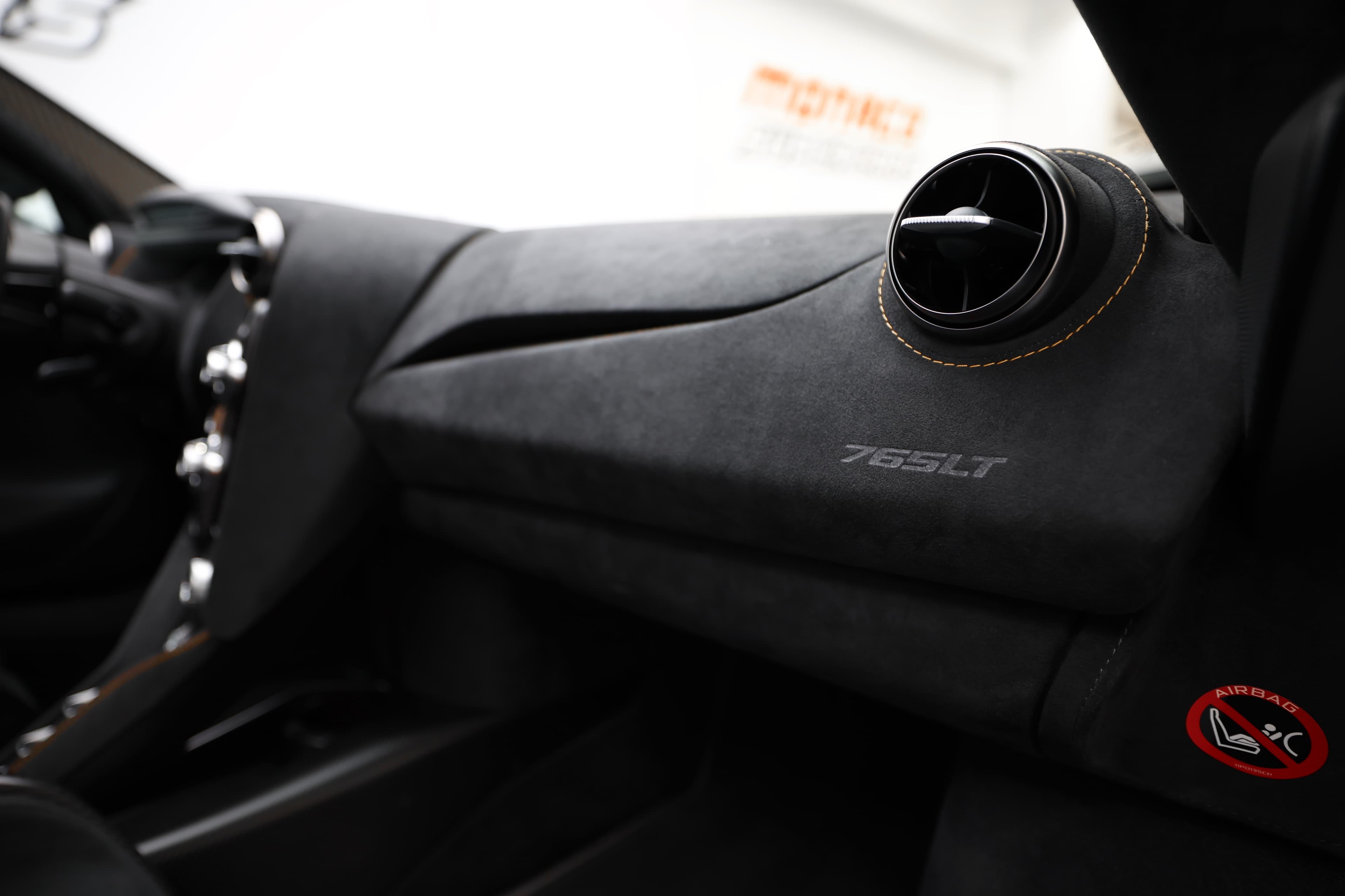 L'image se concentre sur les aérations de climatisation de la McLaren 765LT, mettant en avant leur design élégant et fonctionnel, qui contribue à l'esthétique moderne de l'intérieur tout en assurant un confort optimal pour les passagers.