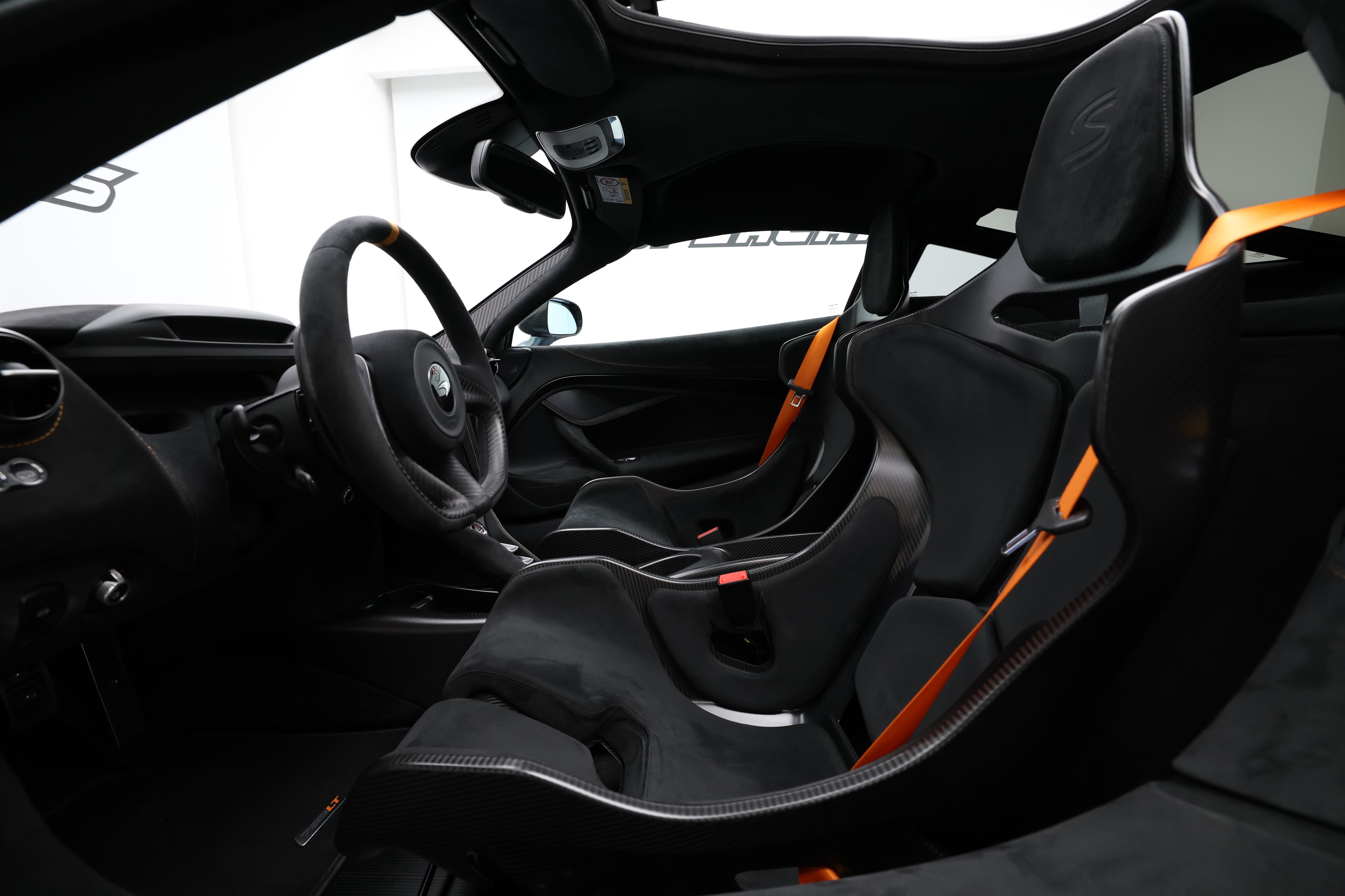 L'image montre l'intérieur du côté conducteur d'un véhicule, mettant en avant des éléments comme le tableau de bord, le volant, et les commandes. Le design est souvent axé sur le confort et l'ergonomie, avec des matériaux de qualité, des technologies modernes et une disposition intuitive pour une expérience de conduite optimale.