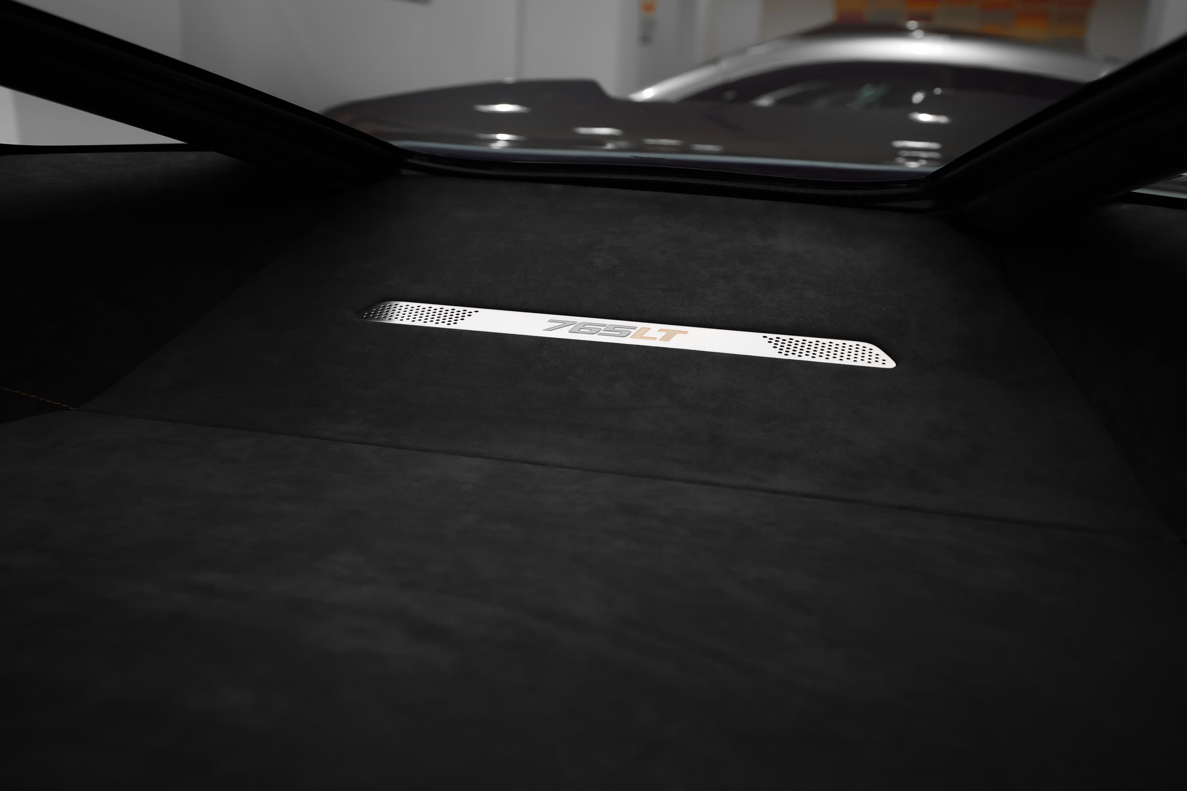 Mclaren 765 LT intérieur arrière alcantara