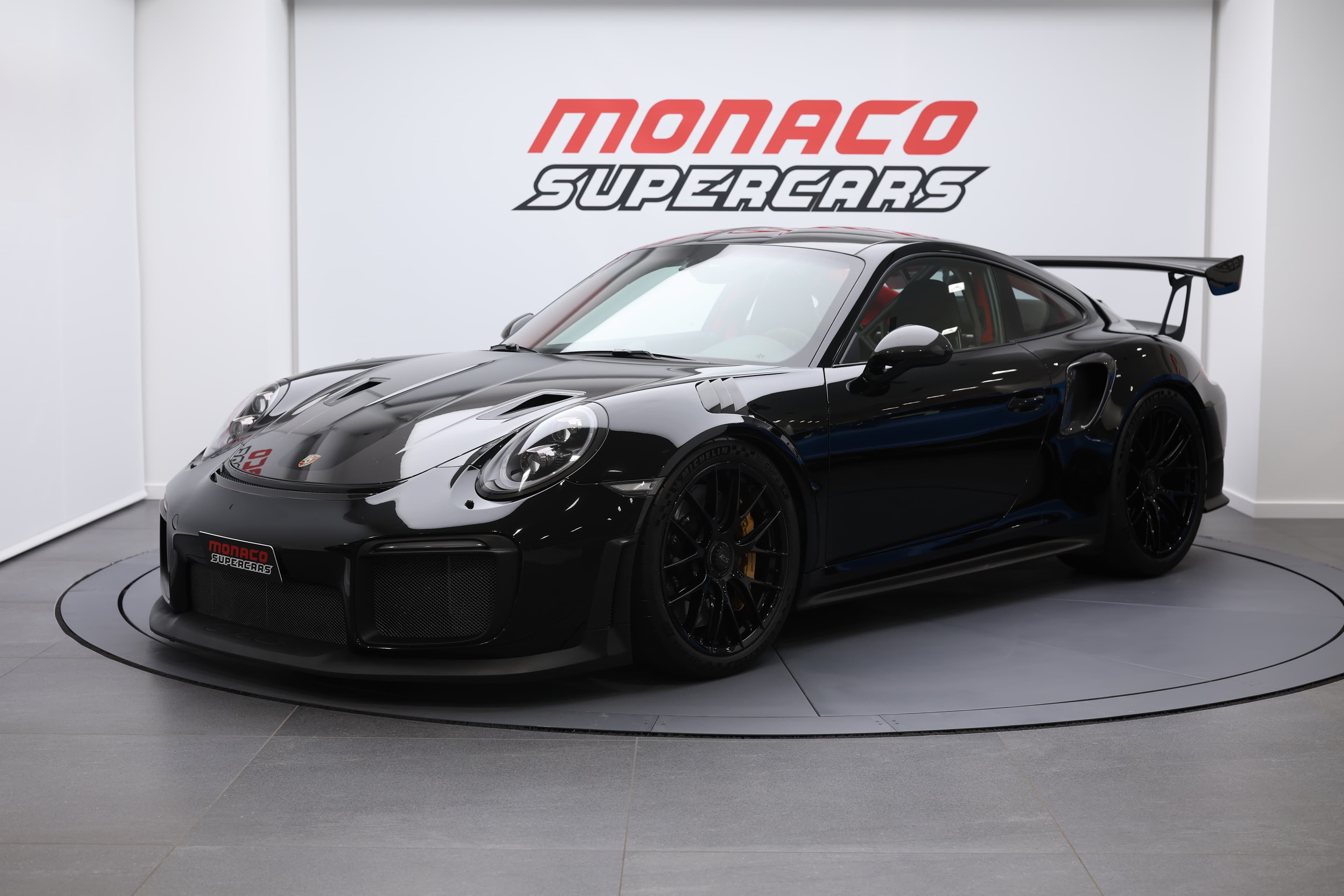 À vendre, Porsche 911 GT2 RS noire, 3/4 avant, supercar de luxe, performances exceptionnelles, design aérodynamique, moteur puissant, traction arrière, collection exclusive.