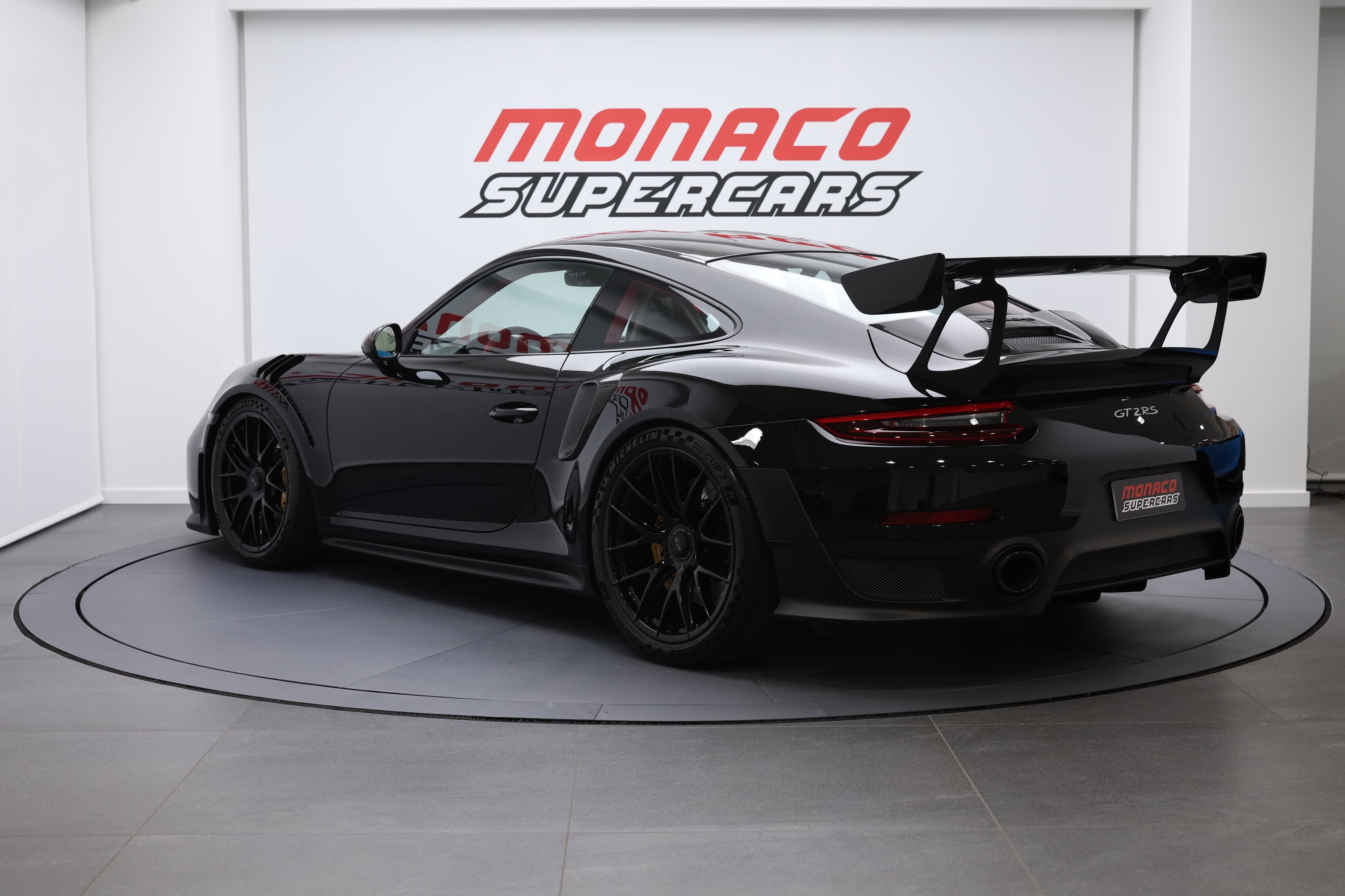 "À vendre, Porsche 911 GT2 RS noire, 3/4 arrière, supercar de luxe, performances exceptionnelles, design aérodynamique, moteur puissant, traction arrière, Monaco, collection exclusive.