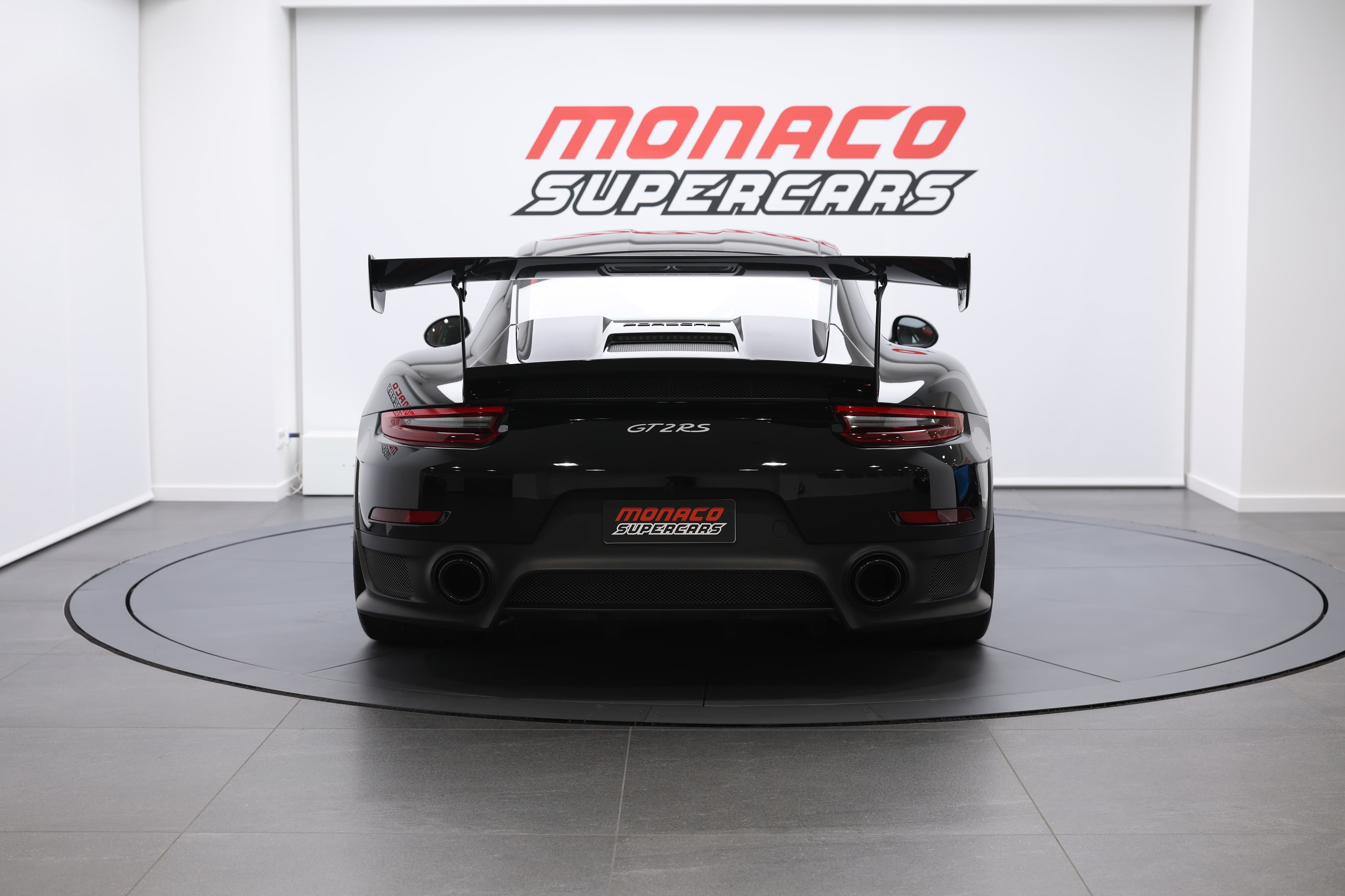 À vendre, Porsche 911 GT2 RS noire, vue de l'arrière, supercar de luxe, performances exceptionnelles, design aérodynamique, moteur puissant, traction arrière, Monaco, collection exclusive.