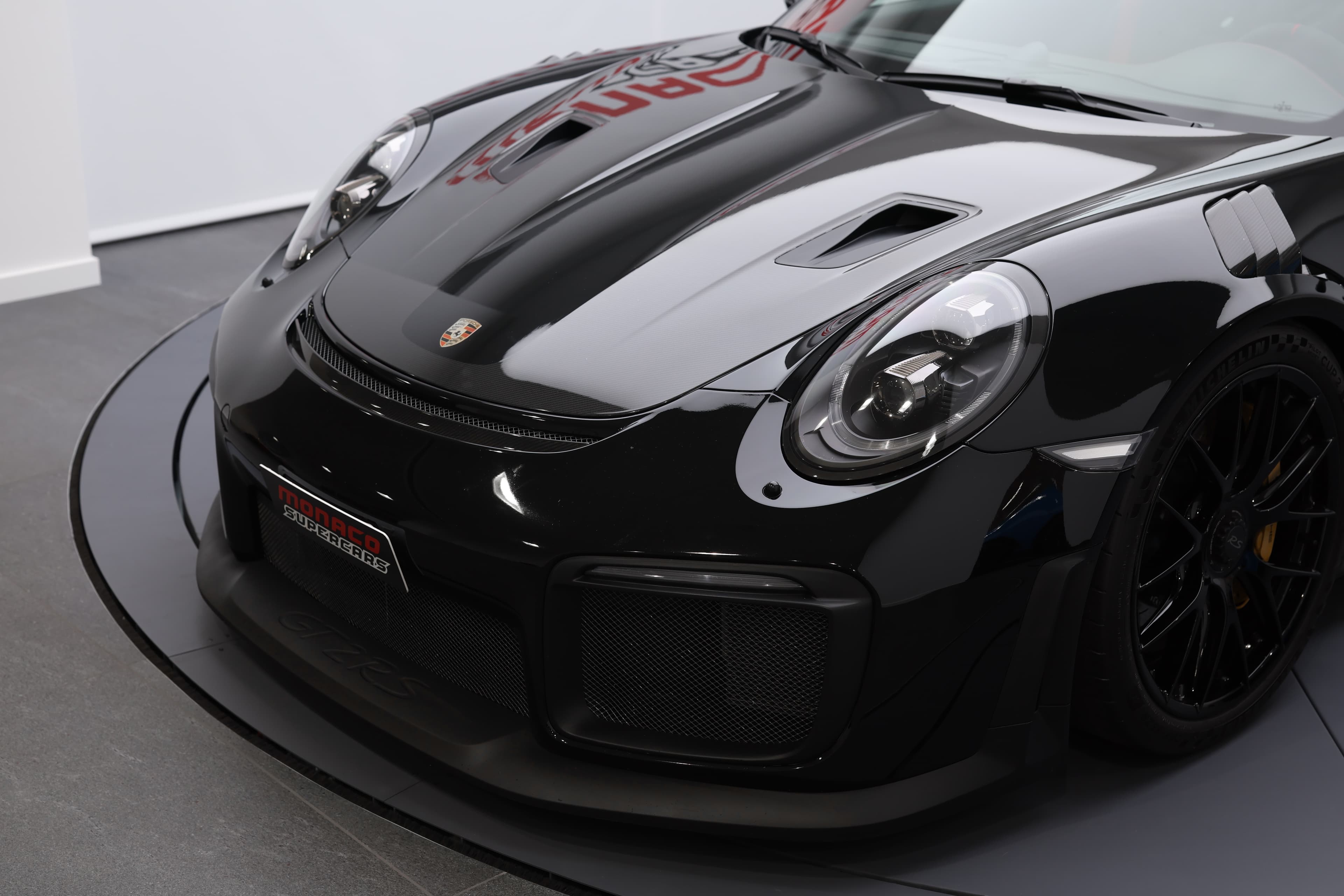 À vendre, capot avant de la Porsche 911 GT2 RS noire, design emblématique, lignes agressives, performance de supercar, finition haut de gamme, Monaco, offre exclusive.