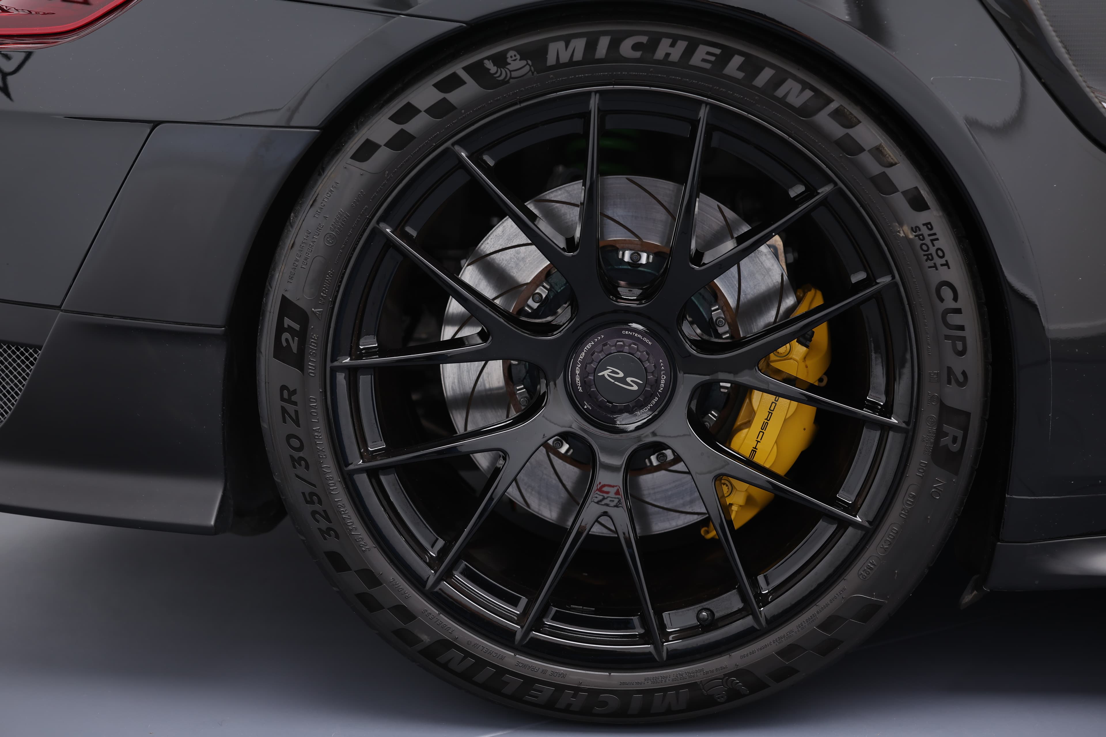 Photo des jantes de la Porsche 911 GT2 RS noire, alliant élégance et performance, avec un design distinctif et une finition haut de gamme.