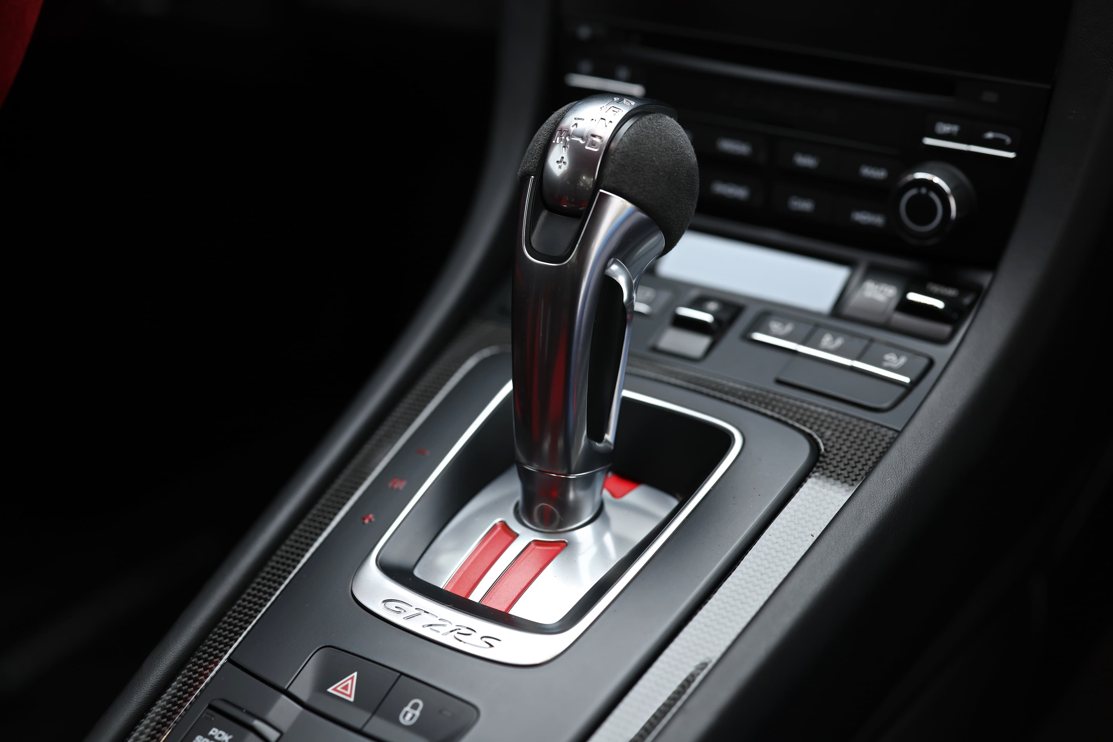 Photo du pommeau de vitesse automatique de la Porsche 911 GT2 RS, alliant ergonomie et design raffiné, offrant une expérience de conduite sportive et moderne.