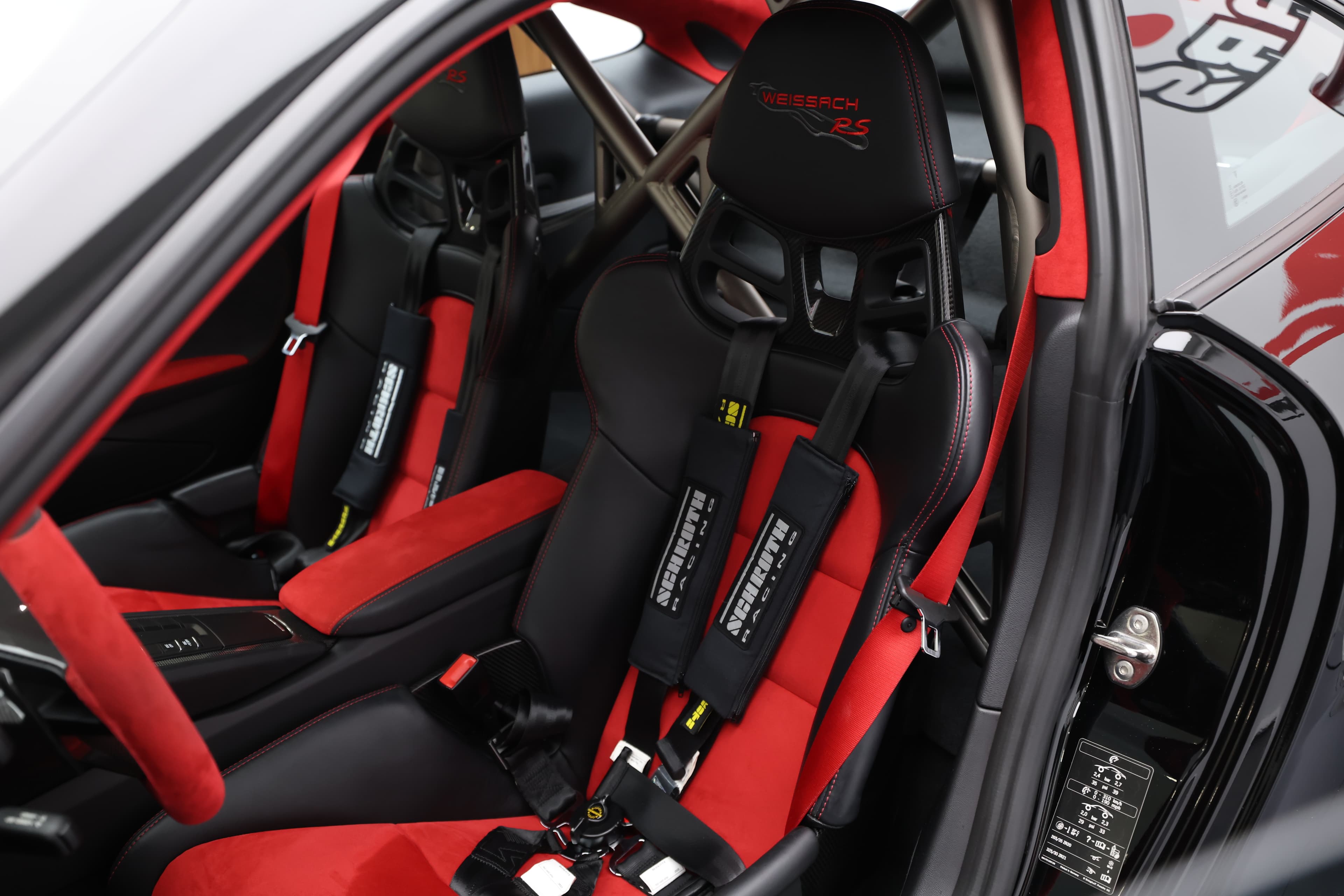 Photo du siège conducteur baquet de la Porsche 911 GT2 RS, offrant un soutien exceptionnel et une position de conduite idéale pour maximiser la performance sur route et circuit.