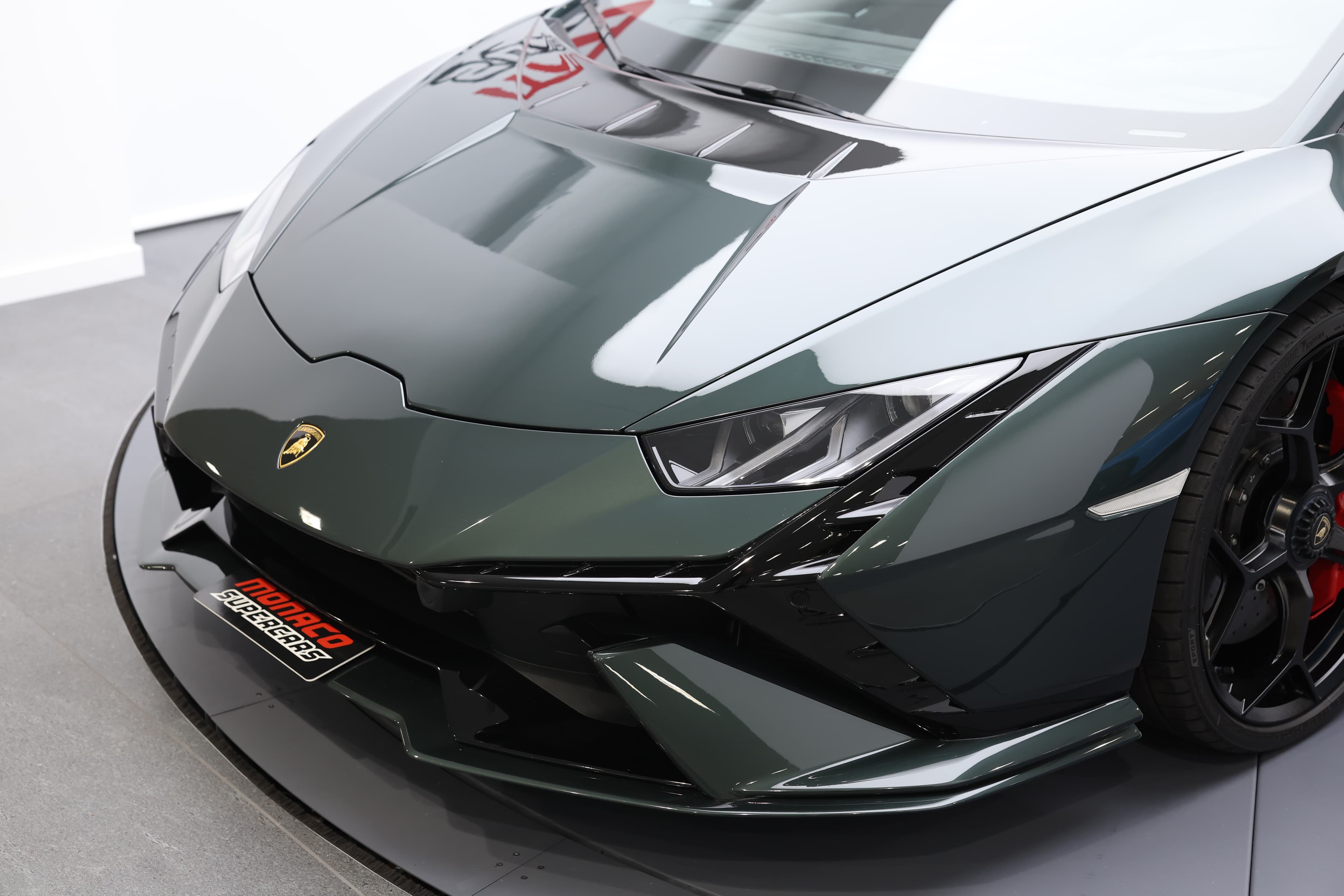 Le capot avant de la Lamborghini Huracán Tecnica allie design agressif et aérodynamisme optimisé, incarnant la puissance pure et l'innovation italienne.