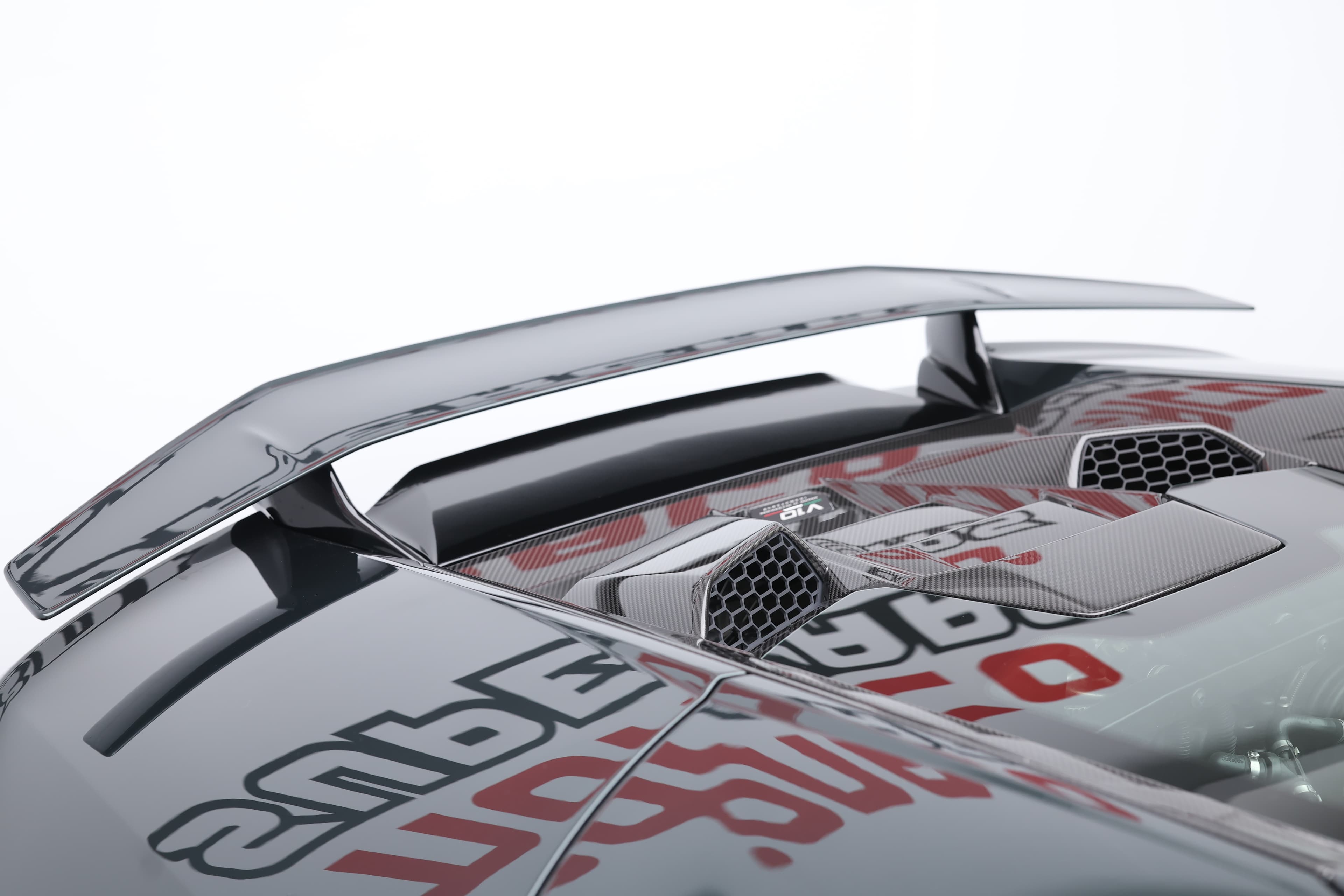 L'aileron de la Lamborghini Huracán Tecnica, avec son design aérodynamique et sa finition saisissante, souligne l'agilité et la performance, garantissant une tenue de route exceptionnelle à grande vitesse.