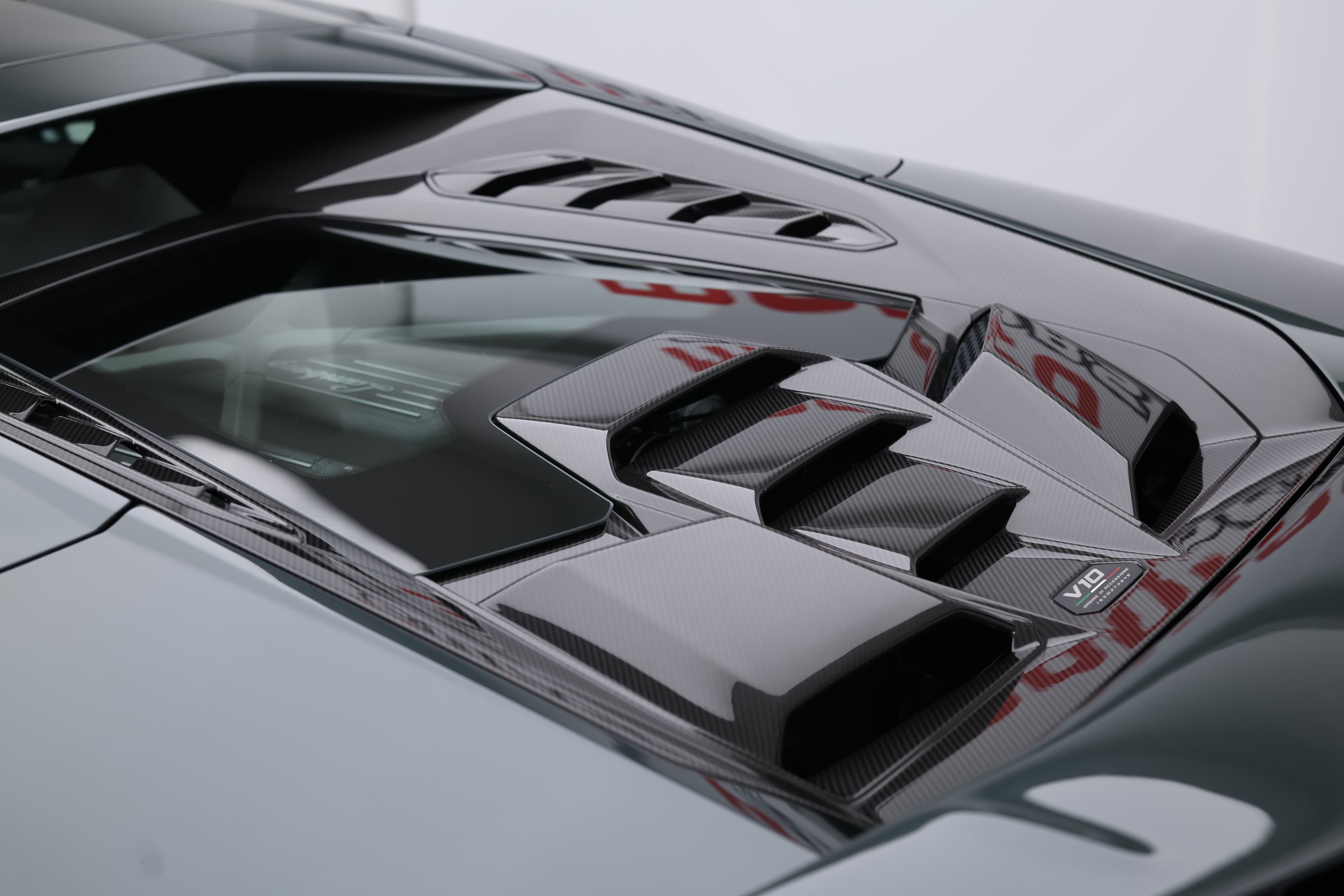 La vitre arrière de la Lamborghini Huracán Tecnica, avec sa courbure raffinée, renforce l'aérodynamisme tout en soulignant le caractère sportif et distinctif du véhicule.