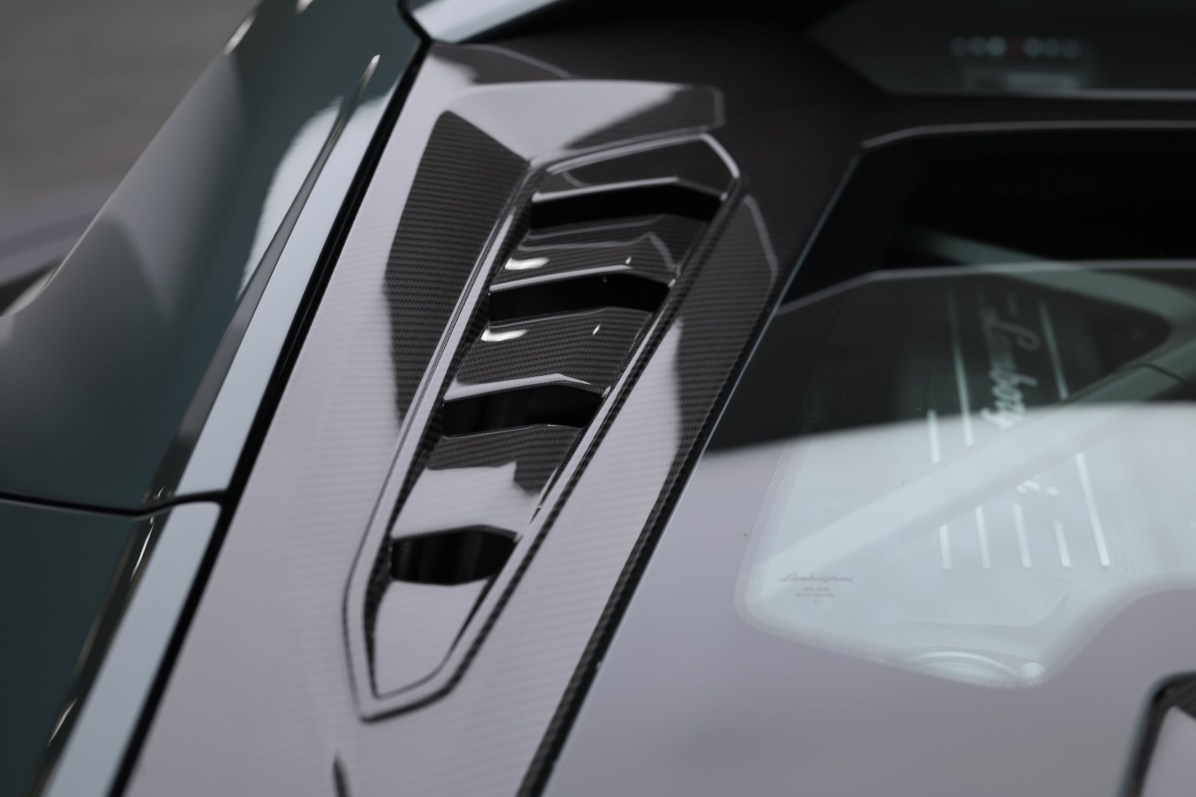 Les entrées d'air arrière de la Lamborghini Huracán Tecnica, avec leur design agressif et fonctionnel, améliorent la circulation de l'air tout en accentuant l'esthétique dynamique et sportive de la voiture.