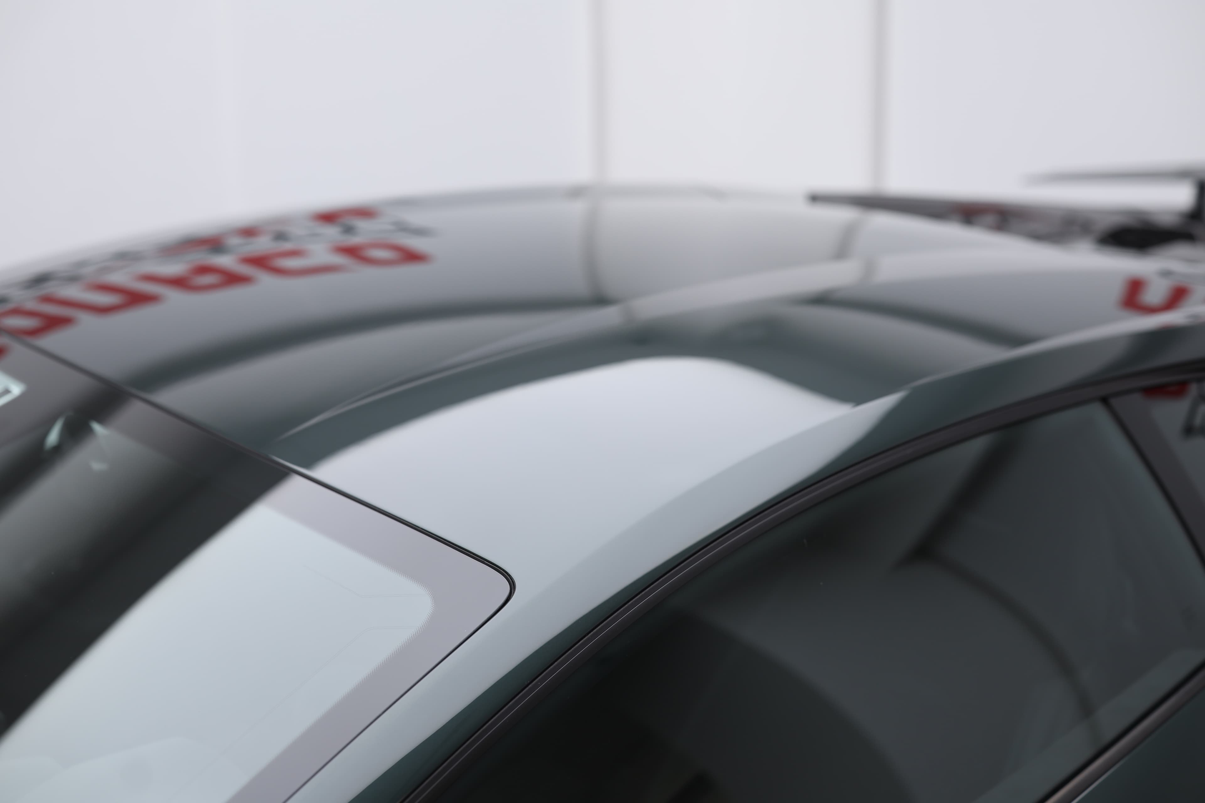 Le toit de la Lamborghini Huracán Tecnica, avec son profil élancé et ses lignes audacieuses, accentue l'agressivité du design tout en optimisant l'aérodynamisme, faisant de chaque trajet une expérience inoubliable.