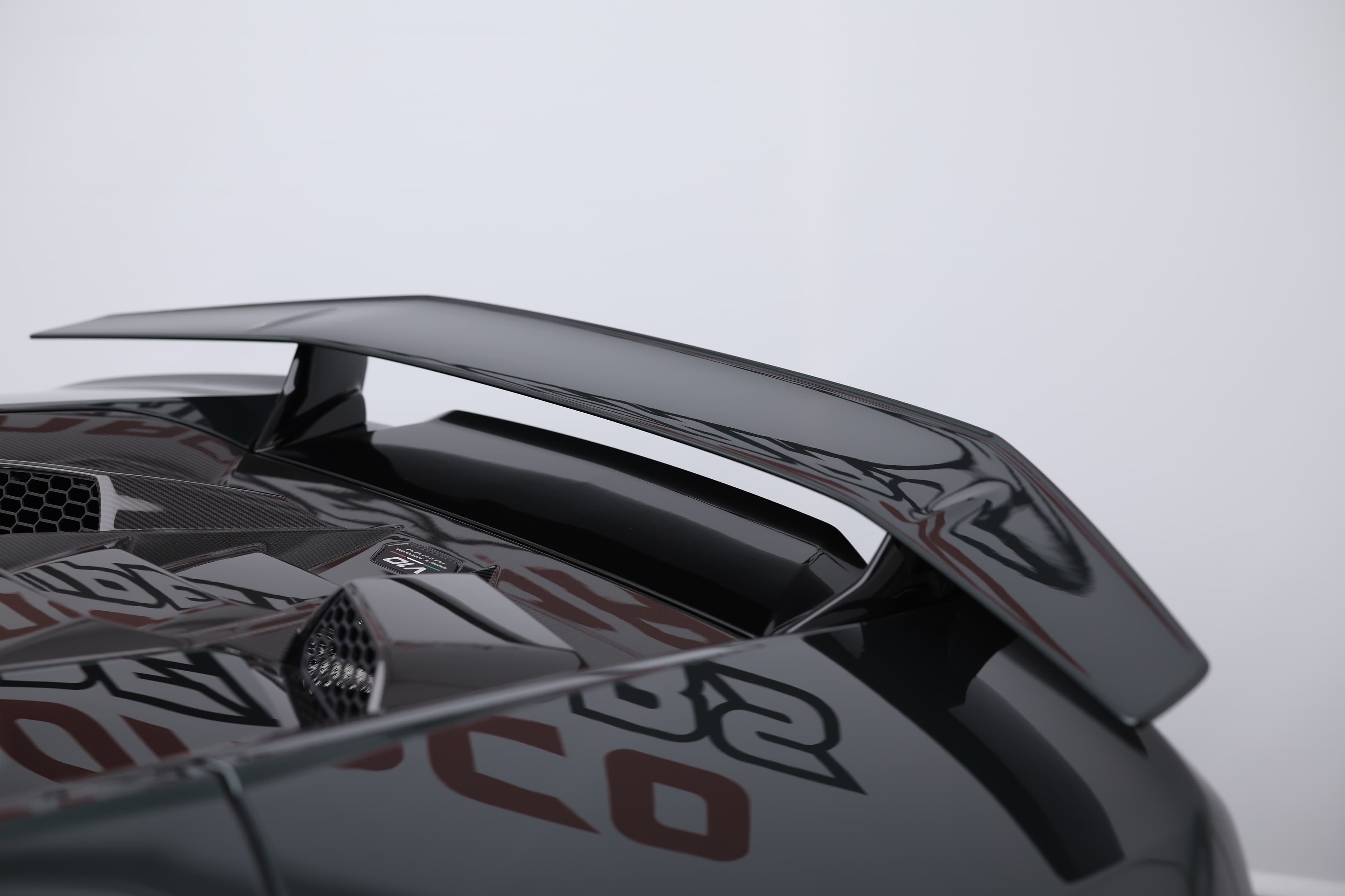 L'aileron de la Lamborghini Huracán Tecnica, au design racé et fonctionnel, améliore l'aérodynamisme tout en rehaussant l'esthétique sportive de la voiture.