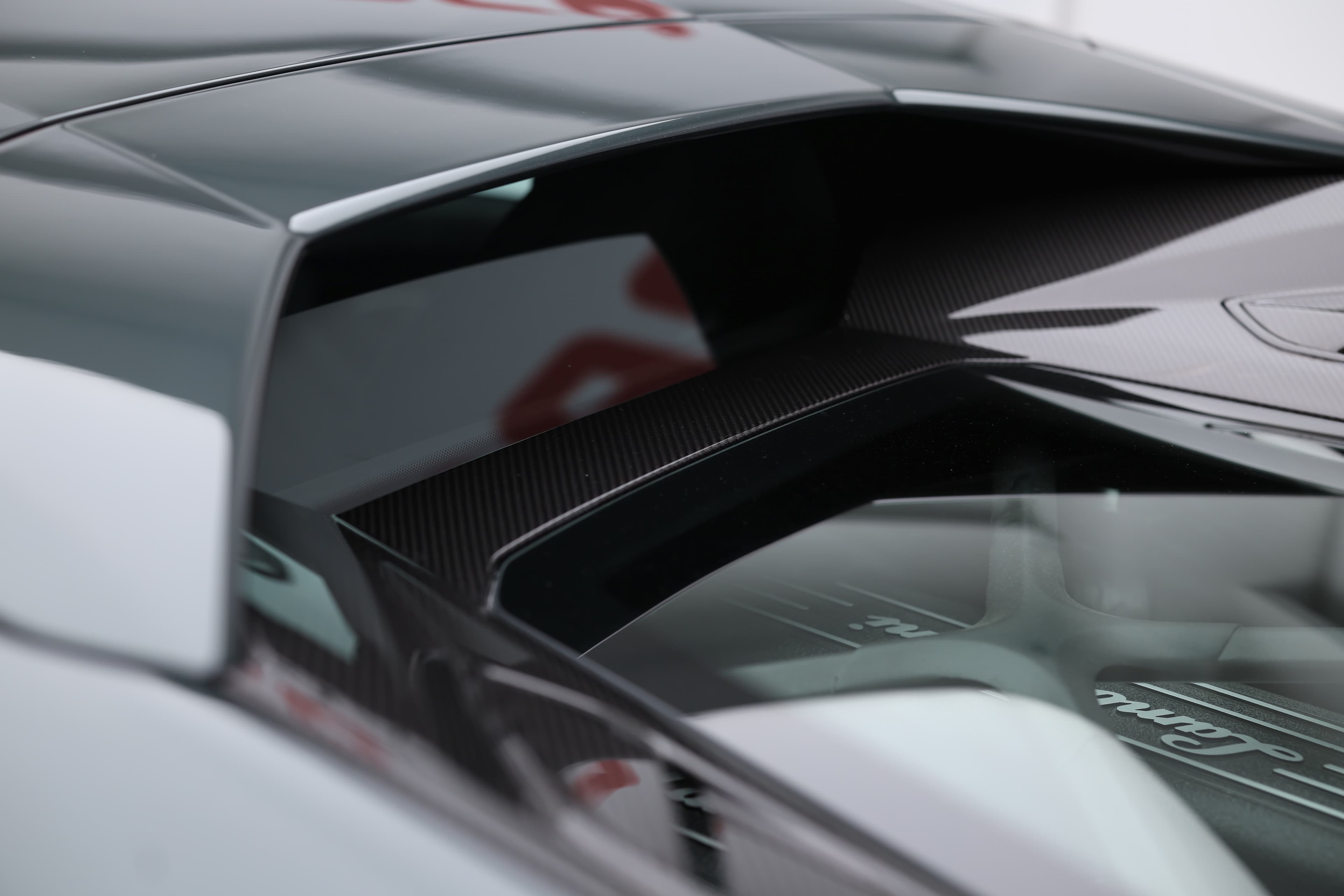 La lunette arrière de la Lamborghini Huracán Tecnica offre une visibilité panoramique tout en soulignant son design moderne, alliant sécurité et style pour une expérience de conduite immersive.