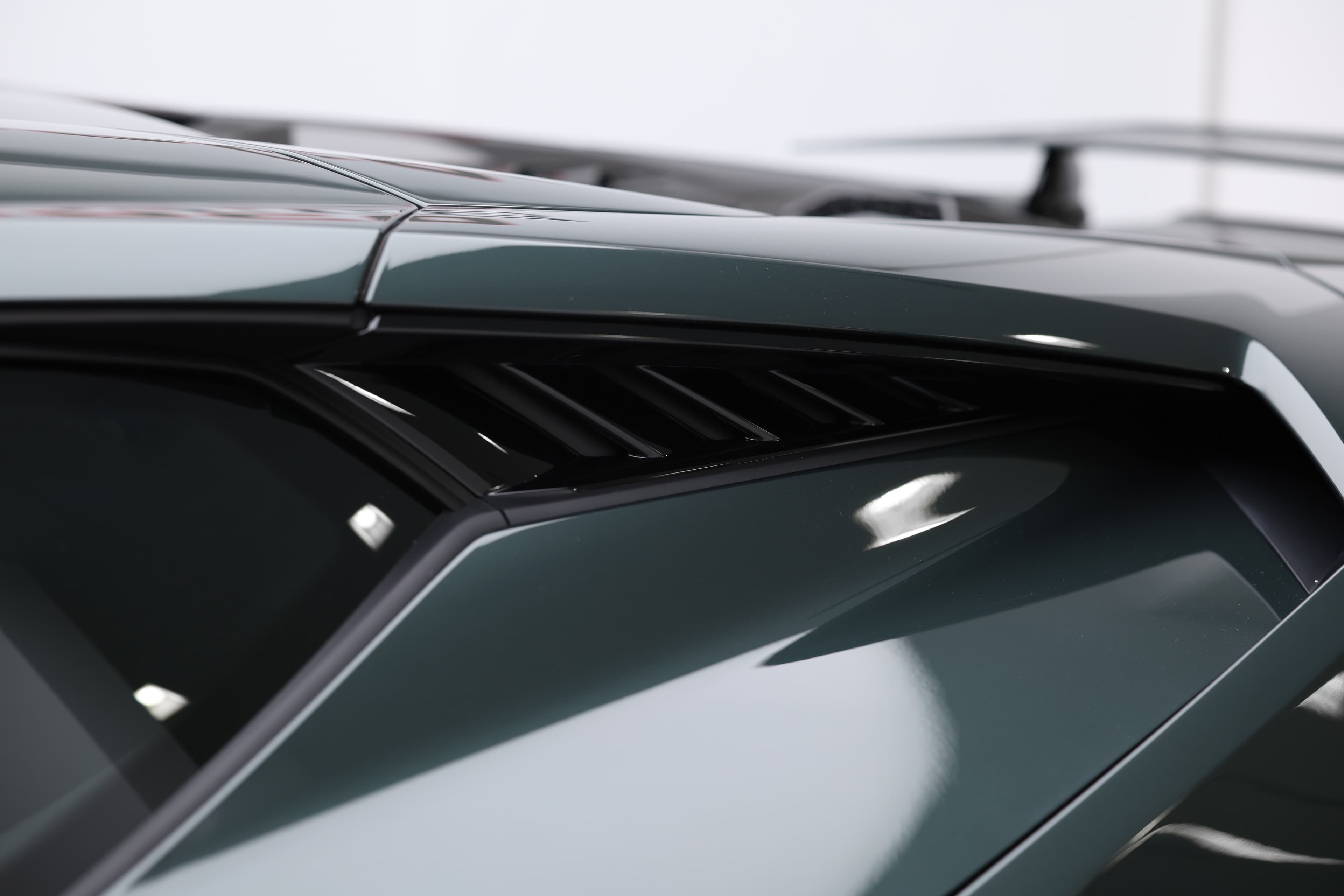 L'entrée d'air latérale de la Lamborghini Huracán Tecnica, positionnée juste derrière la vitre, optimise le refroidissement du moteur tout en ajoutant une touche agressive au design global de la voiture.