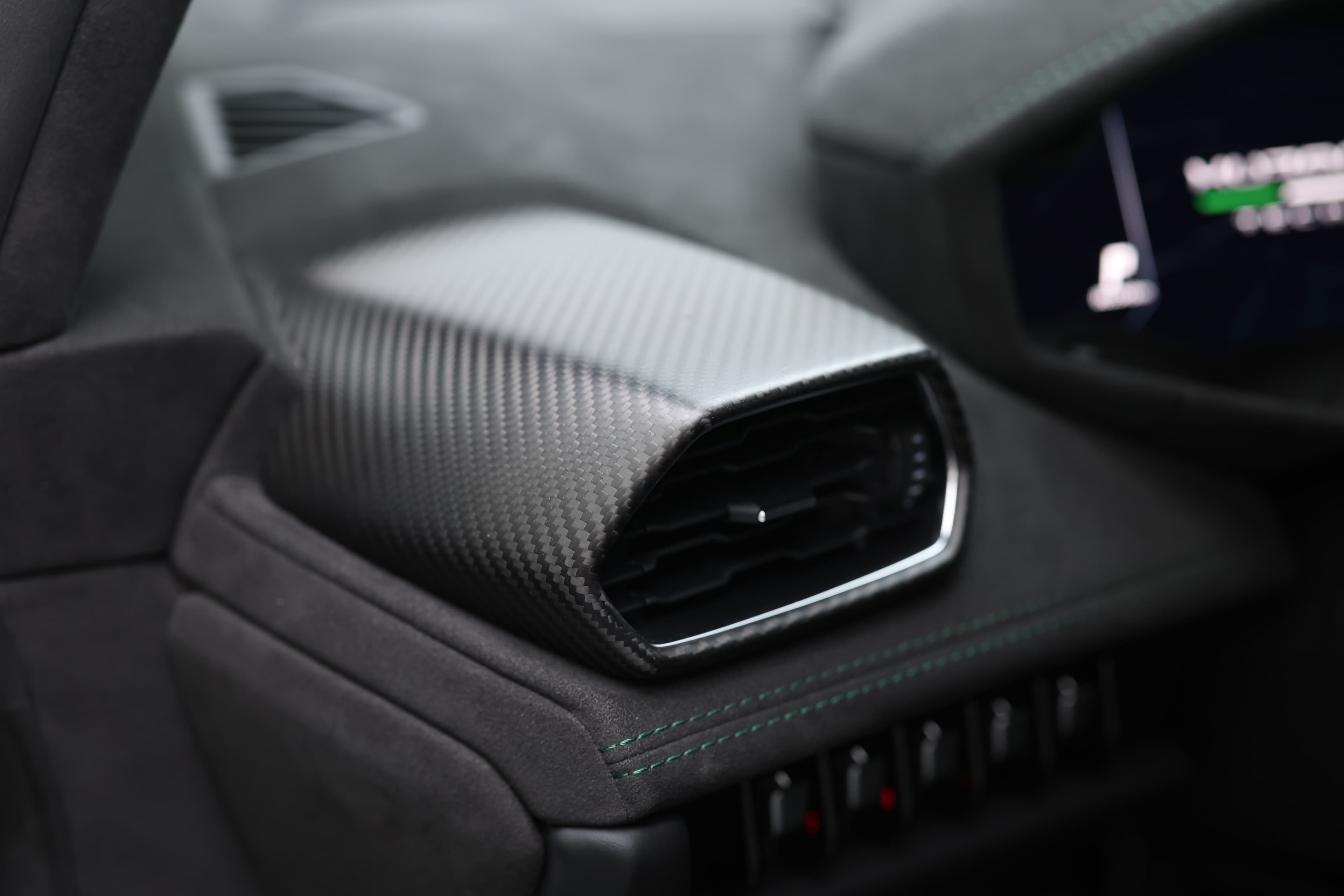 L'aération de climatisation en carbone de la Lamborghini Huracán Tecnica apporte une touche moderne et sophistiquée à l'intérieur, tout en assurant un confort thermique optimal pour les passagers.