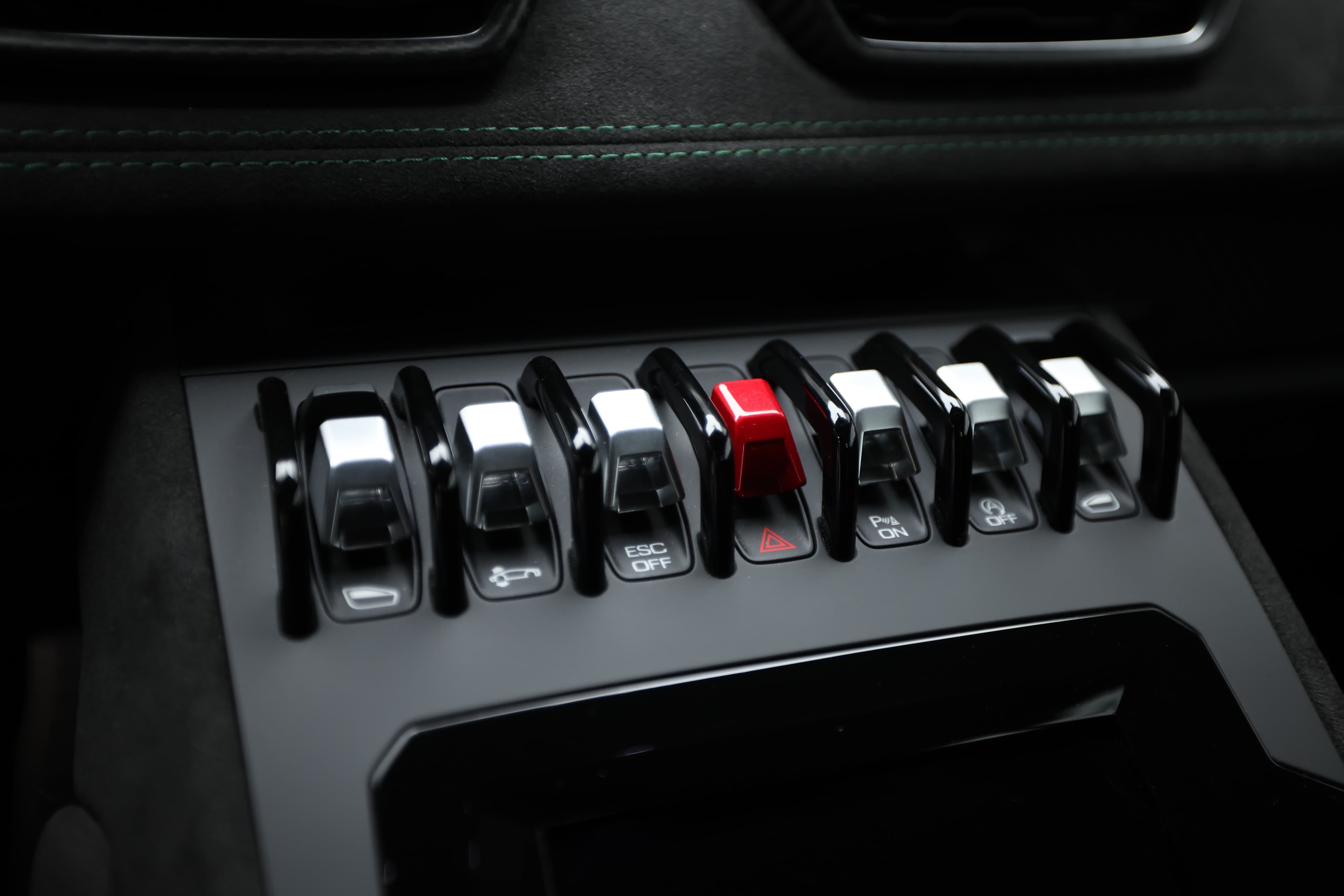 Les boutons sur la console centrale de la Lamborghini Huracán Tecnica sont conçus pour être à la fois fonctionnels et esthétiques. Ils présentent un design sportif, souvent avec des finitions en métal ou en carbone, permettant un accès facile aux commandes essentielles comme les réglages de la climatisation, le mode de conduite et les systèmes audio, tout en ajoutant une touche de luxe à l'intérieur.