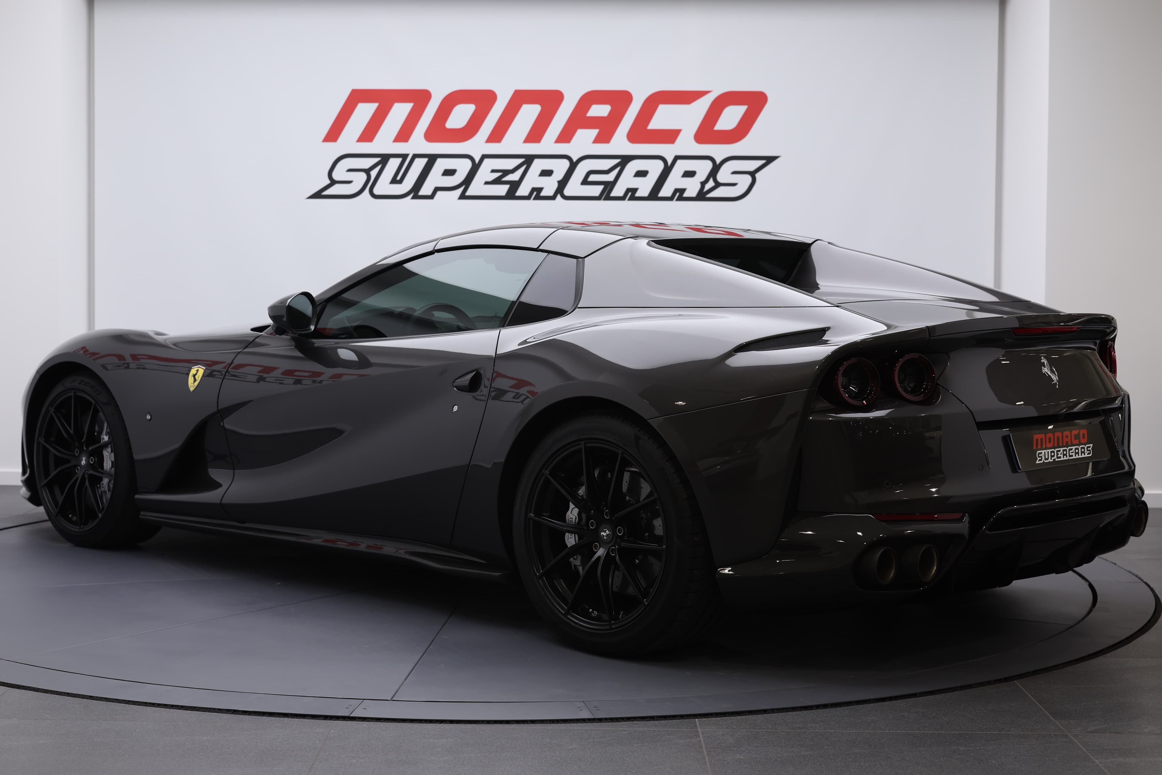 La Ferrari 812 GTS, vue de 3/4 arrière, révèle ses lignes fluides et son design aérodynamique, mettant en avant le puissant moteur V12 et le style distinctif qui font de ce cabriolet un véritable chef-d'œuvre d'ingénierie et d'élégance.