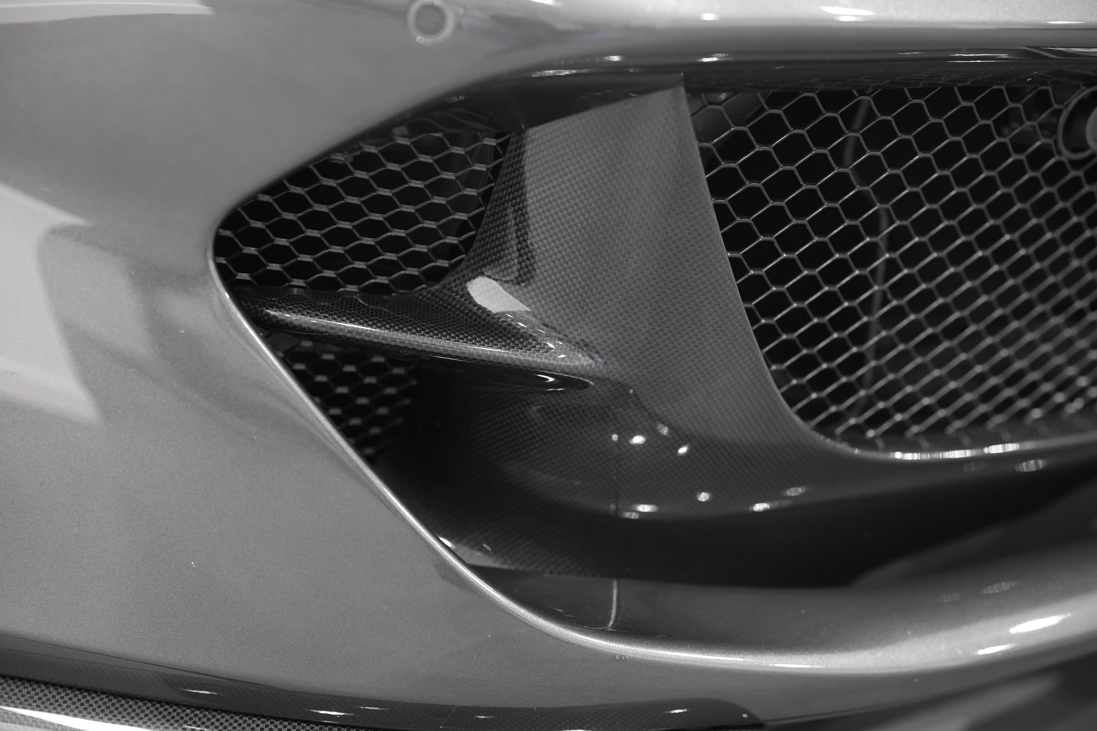 F812 pièce carbone radiateur 