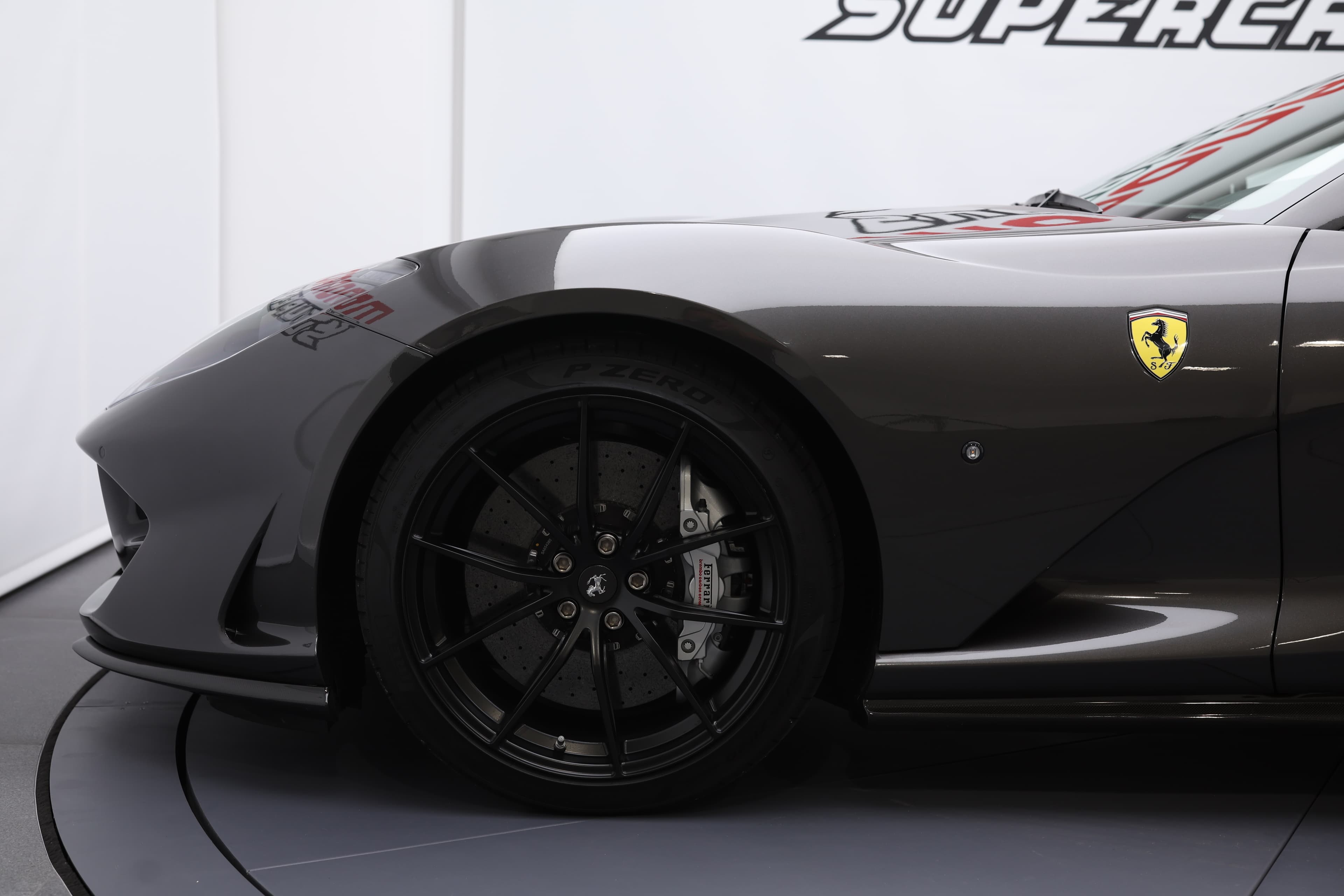 "Admirez cette Ferrari 812 GTS décapotable, avec un profil avant saisissant, alliant puissance et élégance !"