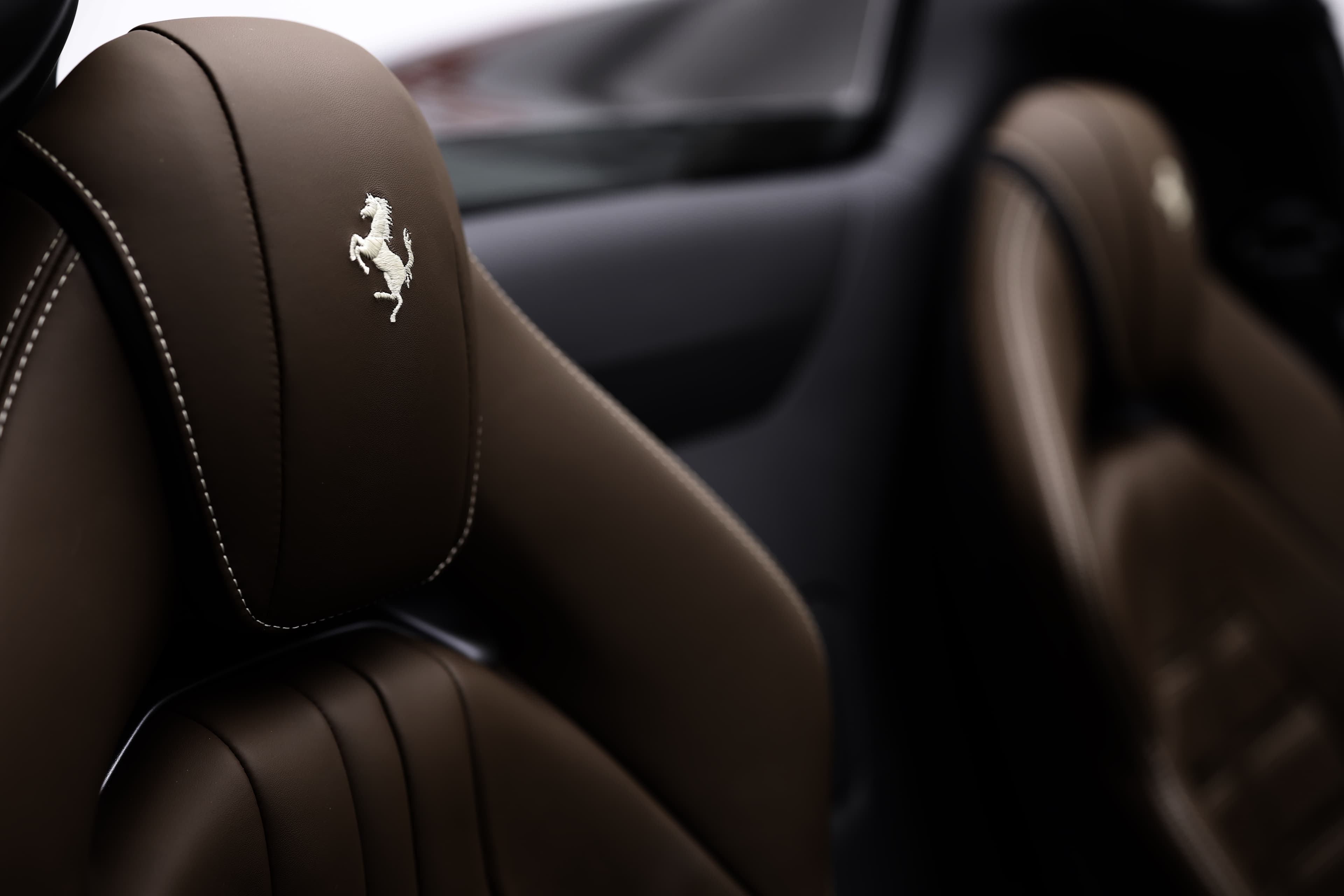 Découvrez l'intérieur luxueux de la Ferrari 812 GTS, mettant en avant des appuie-têtes en cuir chocolat raffinés. Ce mélange de confort et de sophistication, associé à des finitions haut de gamme, crée une ambiance élégante et sportive, idéale pour les passionnés d'automobiles !