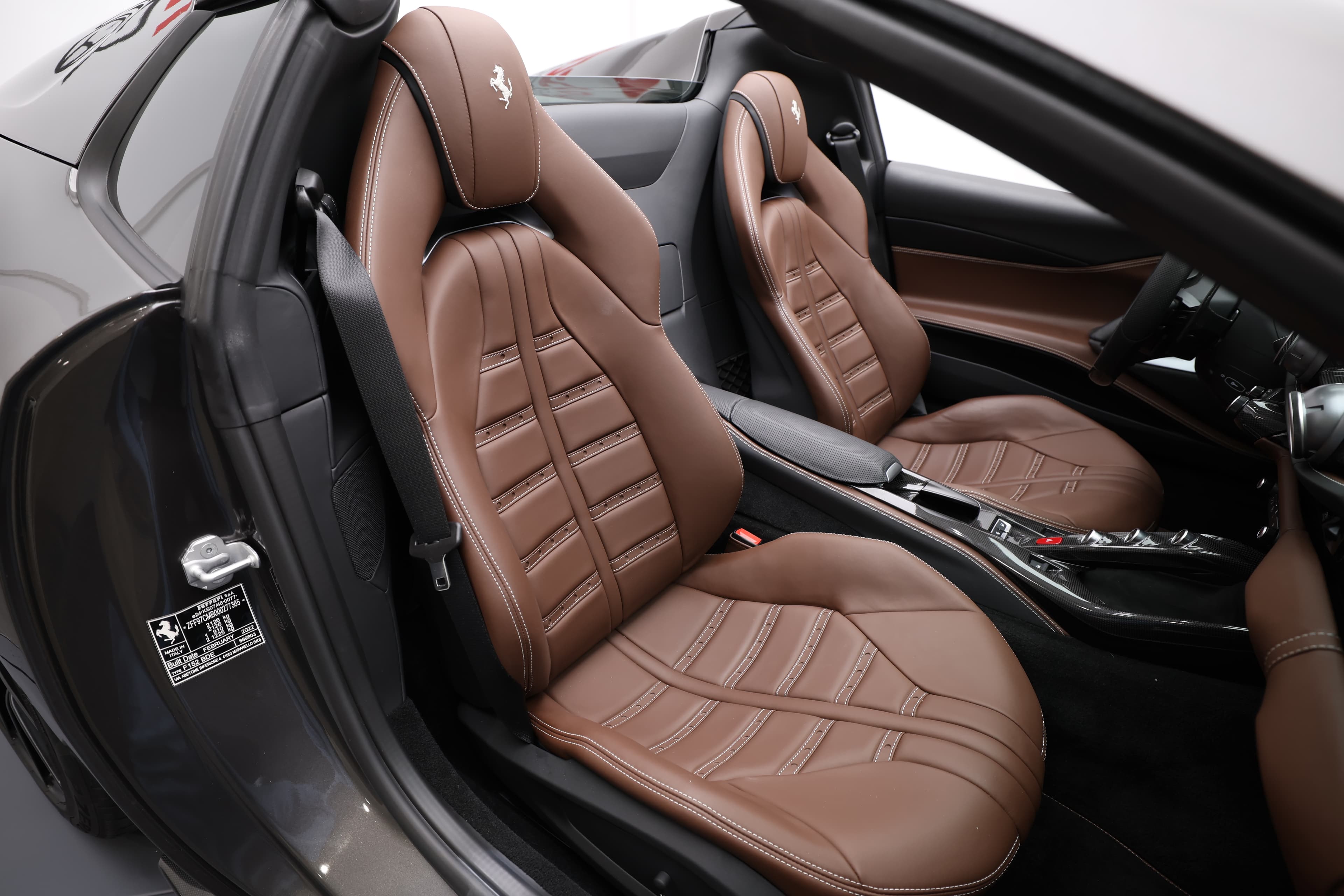 Admirez les sièges sport élégants de la Ferrari 812 GTS, revêtus d'un cuir chocolat haut de gamme. Leur design ergonomique et leurs coutures raffinées garantissent confort et maintien, offrant une expérience de conduite à la fois luxueuse et dynamique. Un intérieur qui allie style et performance !