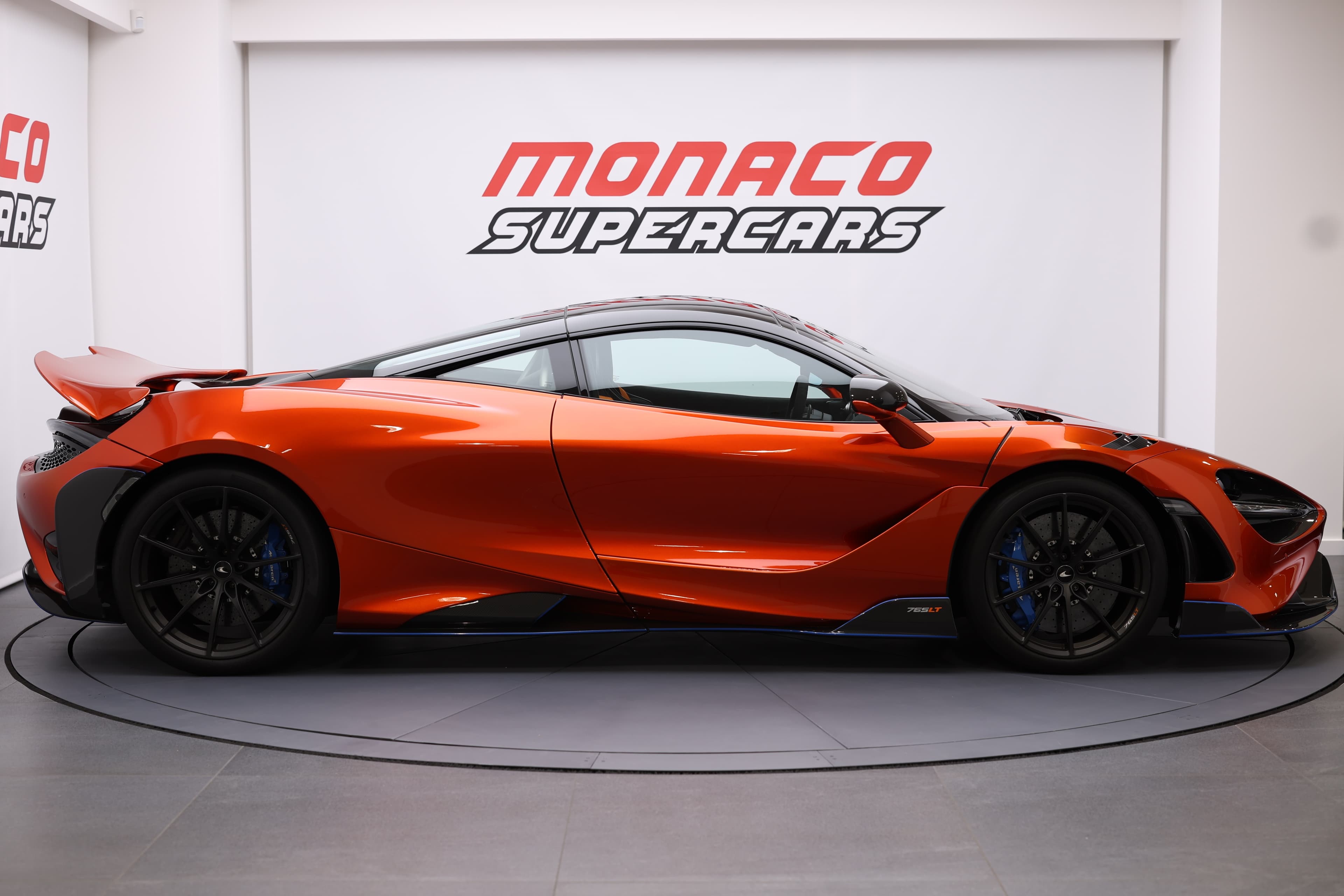 Vue latérale de la McLaren 765LT, mettant en avant ses lignes fluides et son profil élégant, illustrant son design dynamique et sportif.