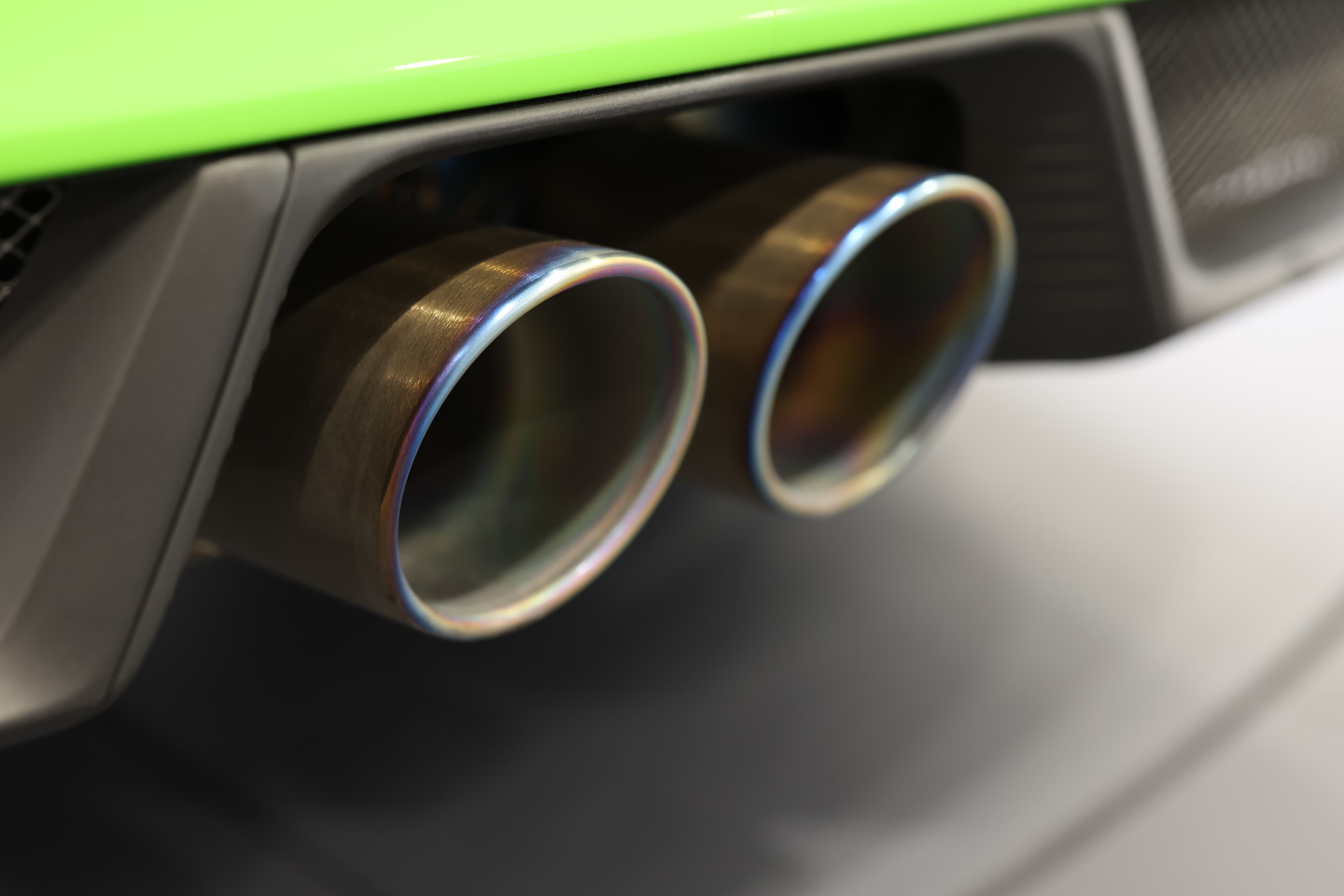 Découvrez le design audacieux des sorties d'échappement en acier inoxydable de notre hypercar exclusive, alliant performance et esthétique à Monaco. Visitez notre showroom pour admirer les dernières tendances en matière de voitures de luxe.