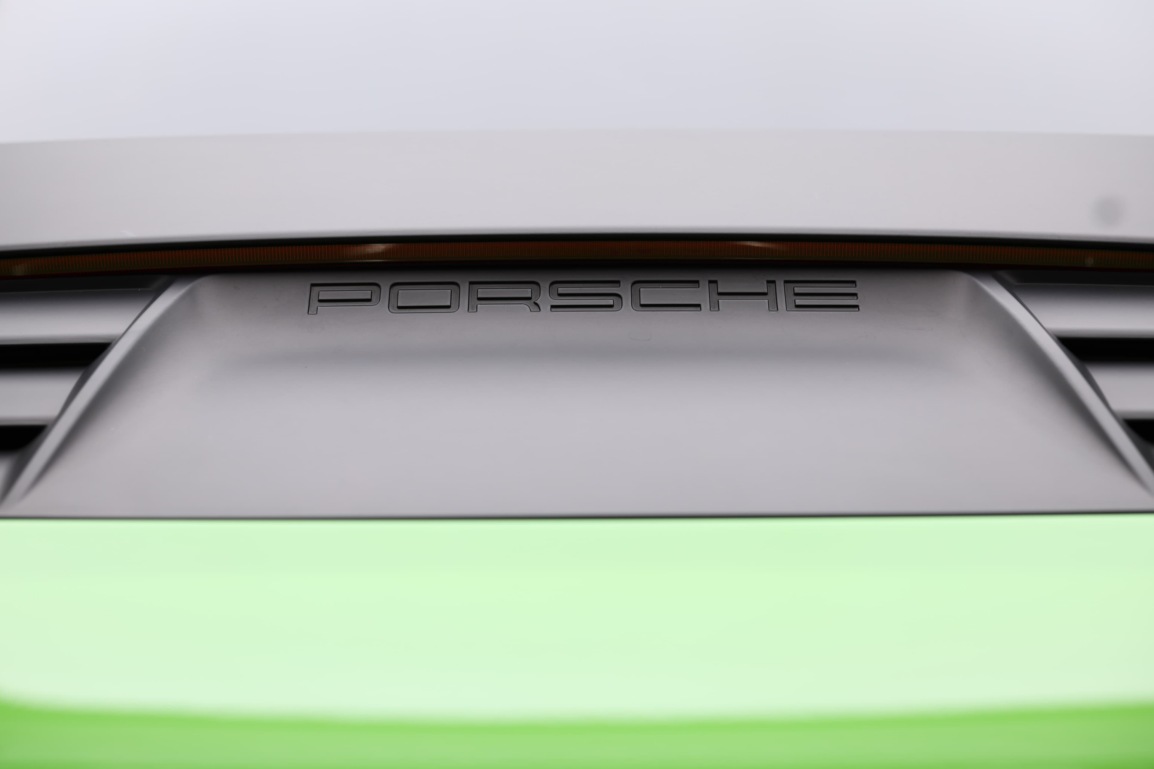 Admirez le logo emblématique de Porsche sur notre hypercar exclusive, un symbole de performance et d'élégance. Visitez notre showroom à Monaco pour découvrir les dernières innovations en matière de voitures de luxe.