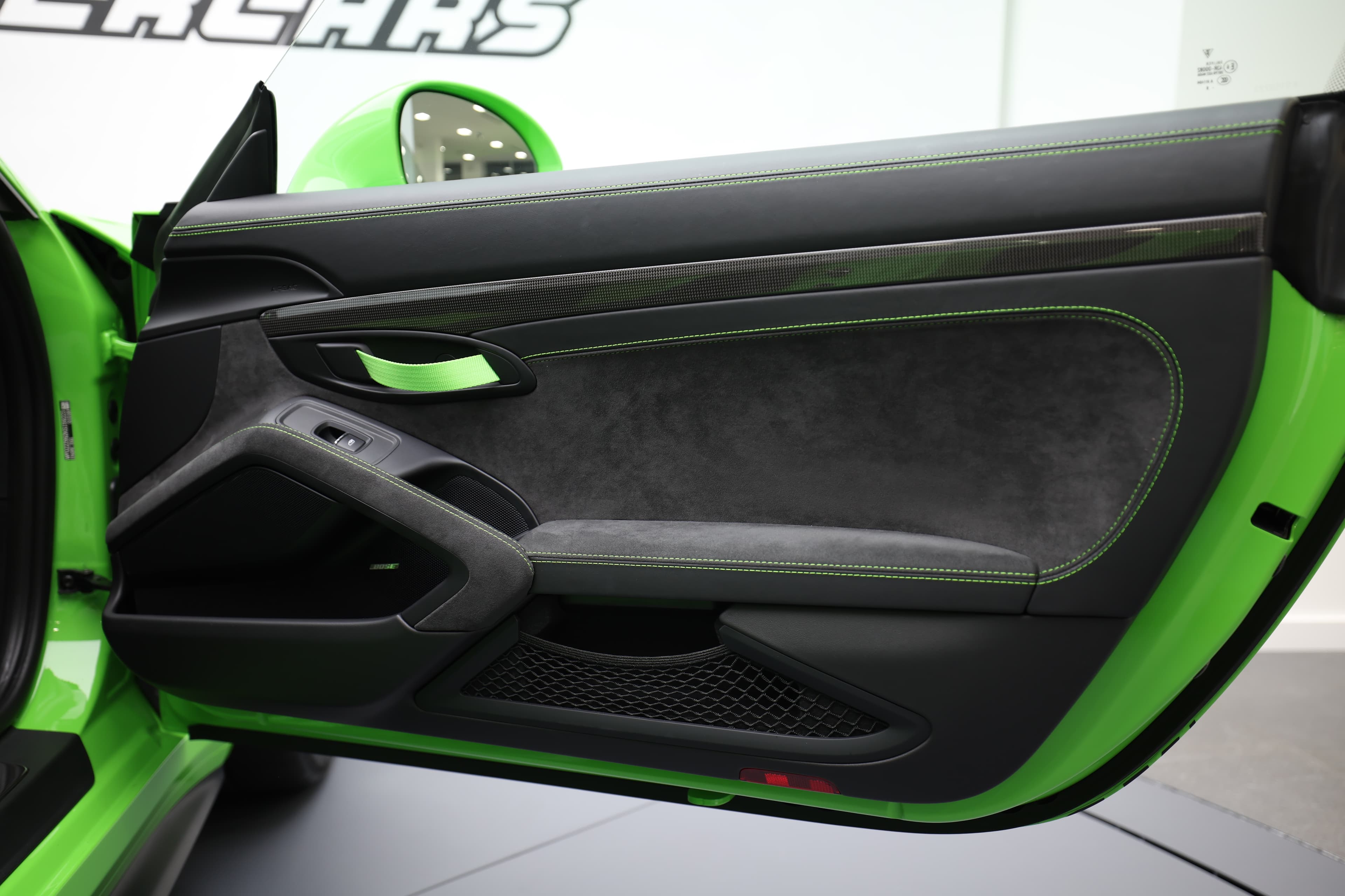 La porte de la Porsche GT3 RS, avec son habillage en carbone et ses détails raffinés, allie fonctionnalité et esthétique, offrant un accès à l'expérience de conduite exceptionnelle que ce modèle promet.