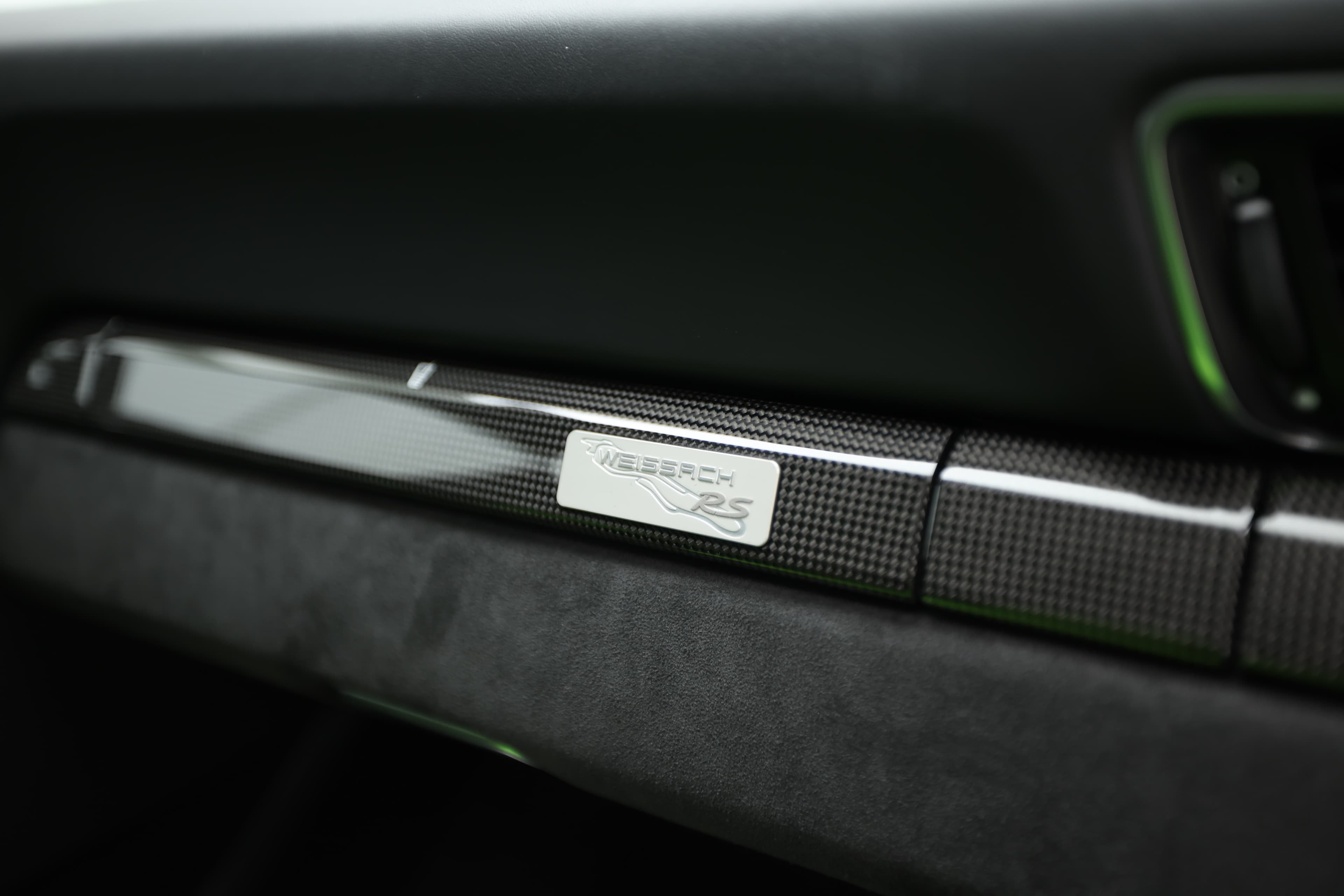 Le badge "GT3 RS" sur la console centrale, entouré de matériaux de haute qualité, souligne le caractère exclusif de ce modèle, tout en apportant une touche de sophistication à l'intérieur sportif de la voiture.