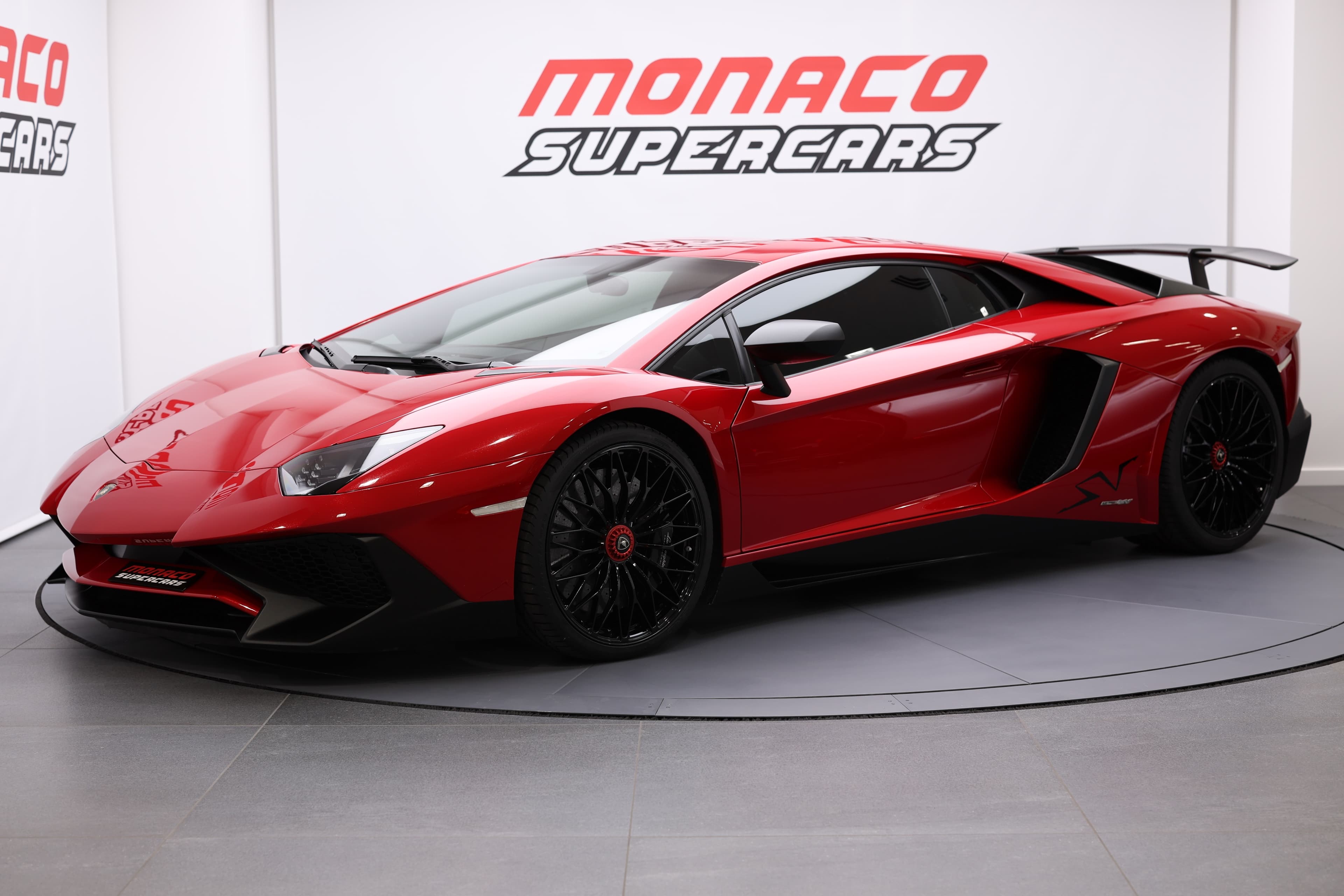 Admirez la Lamborghini Aventador SV, une supercar d'exception au design agressif et aérodynamique, équipée d'un puissant moteur V12, offrant une performance inégalée sur route et circuit, idéale pour les amateurs de vitesse et de luxe.